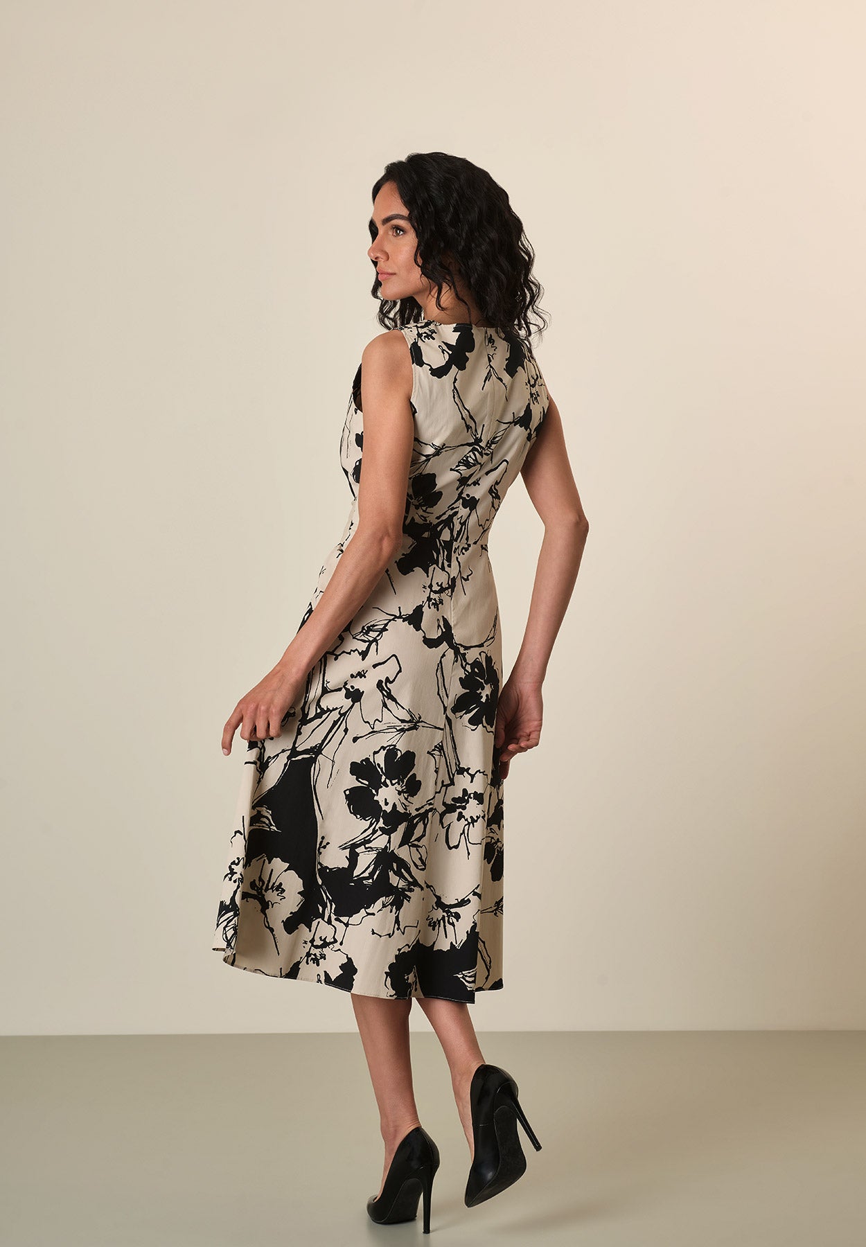 Beiges Kleid mit schwarzen Blumen, Stretch-Baumwolle