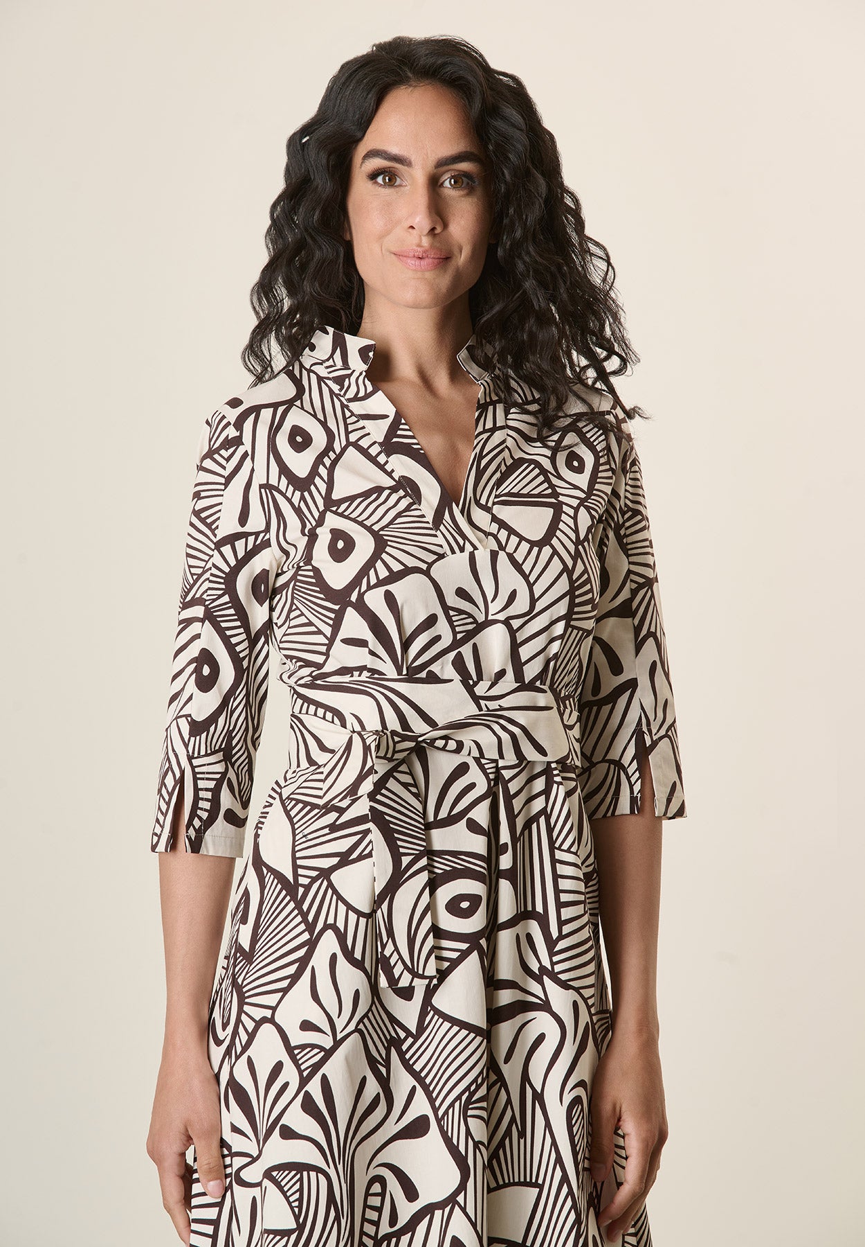 Cremefarbenes Kleid mit Ethno-Muster, dunkelbraun, Stretch-Baumwolle