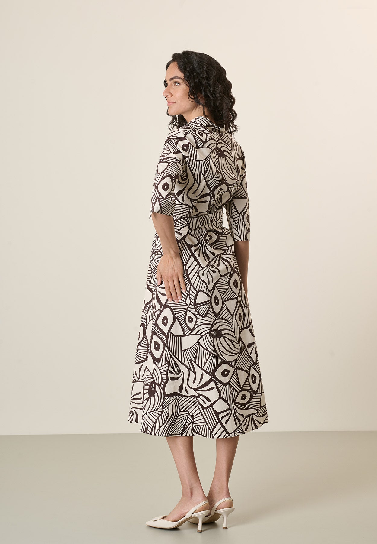 Cremefarbenes Kleid mit Ethno-Muster, dunkelbraun, Stretch-Baumwolle