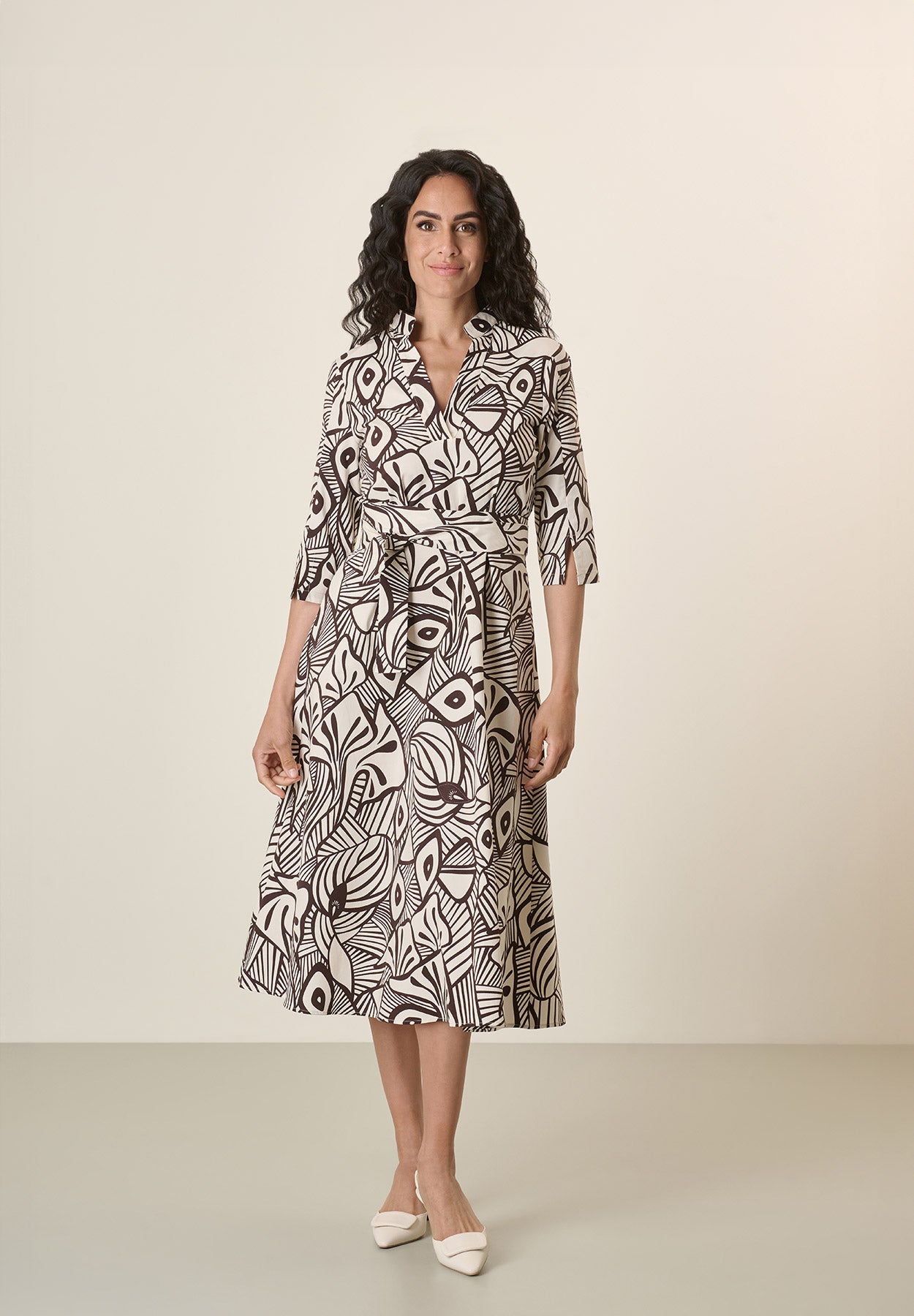Cremefarbenes Kleid mit Ethno-Muster, dunkelbraun, Stretch-Baumwolle