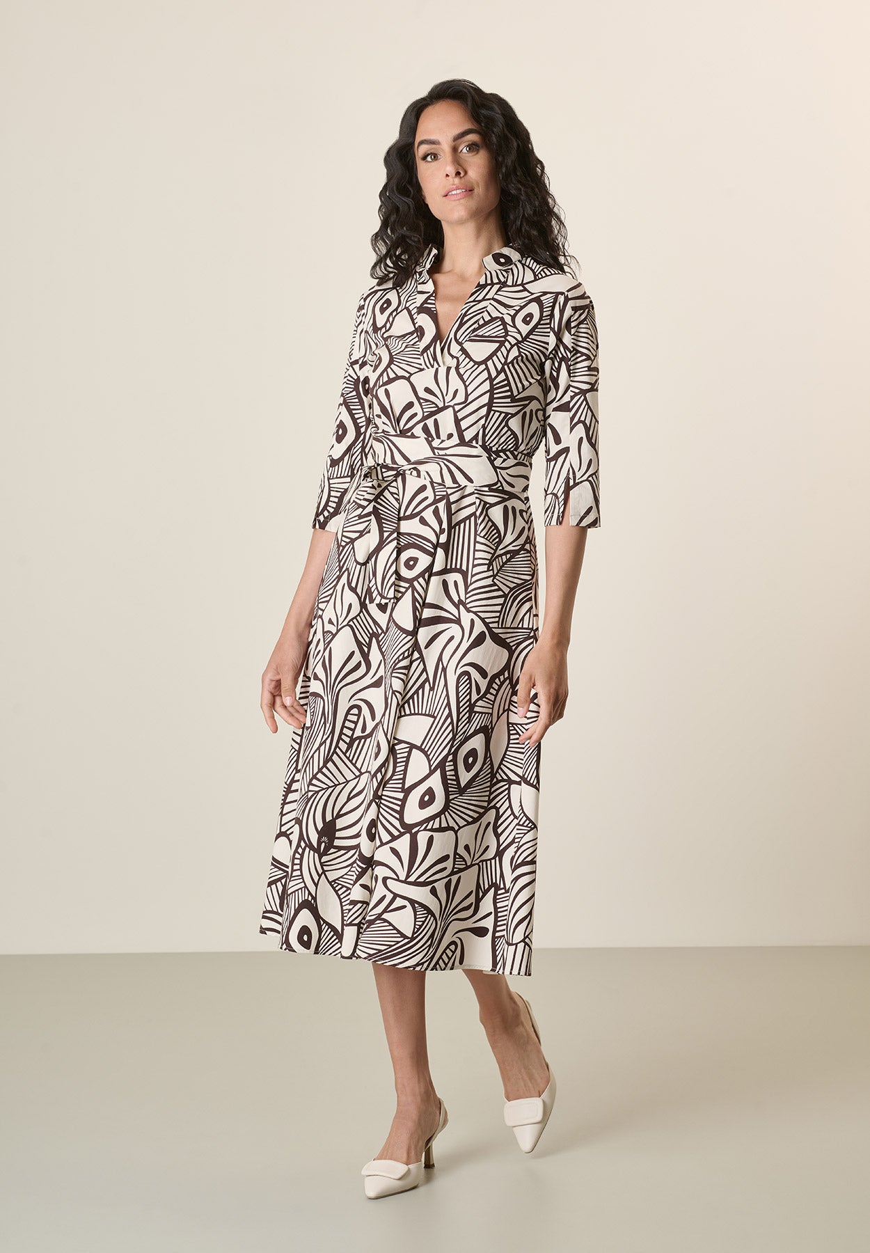 Cremefarbenes Kleid mit Ethno-Muster, dunkelbraun, Stretch-Baumwolle