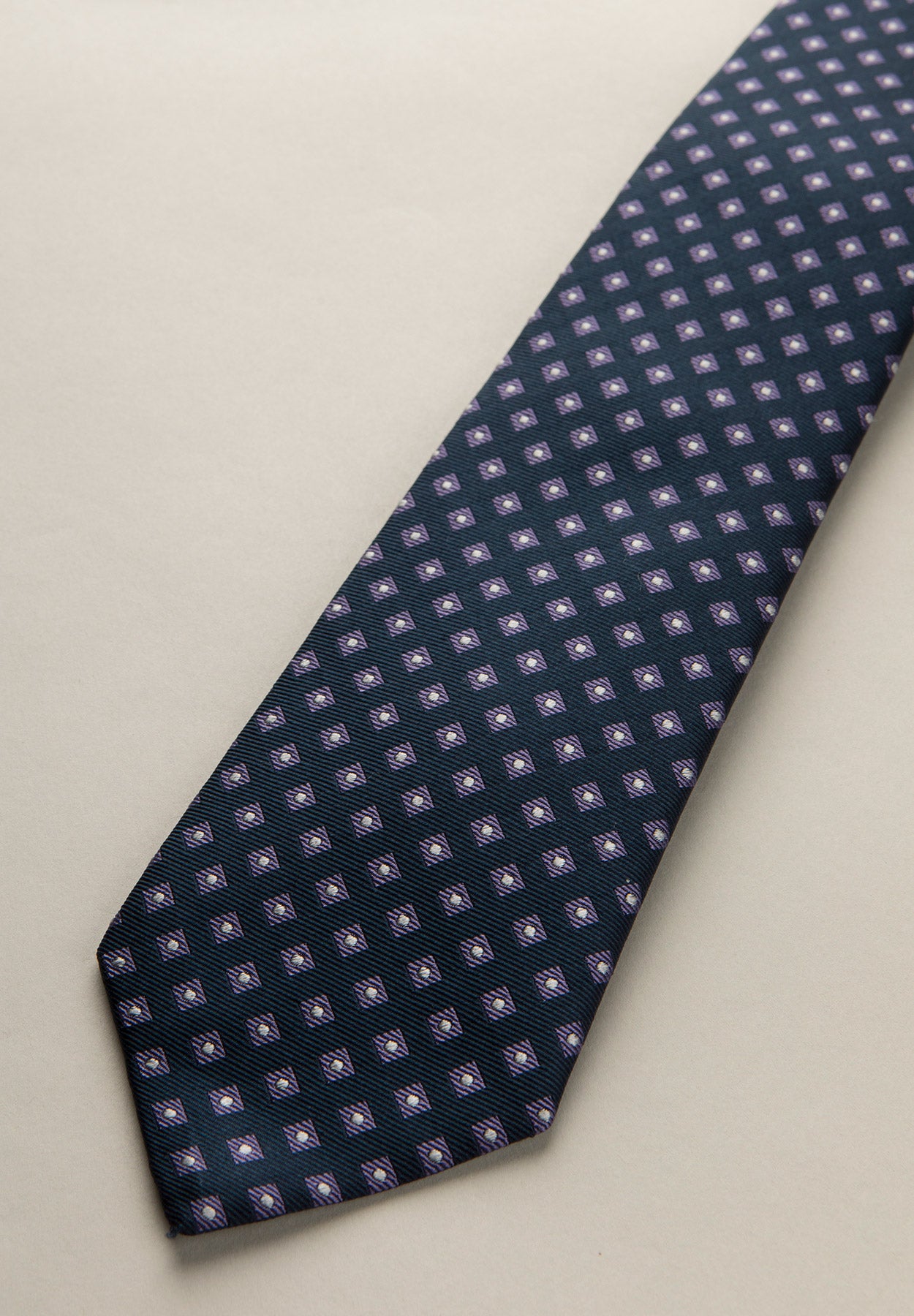 Cravatta blu scura pois e rombi glicine seta