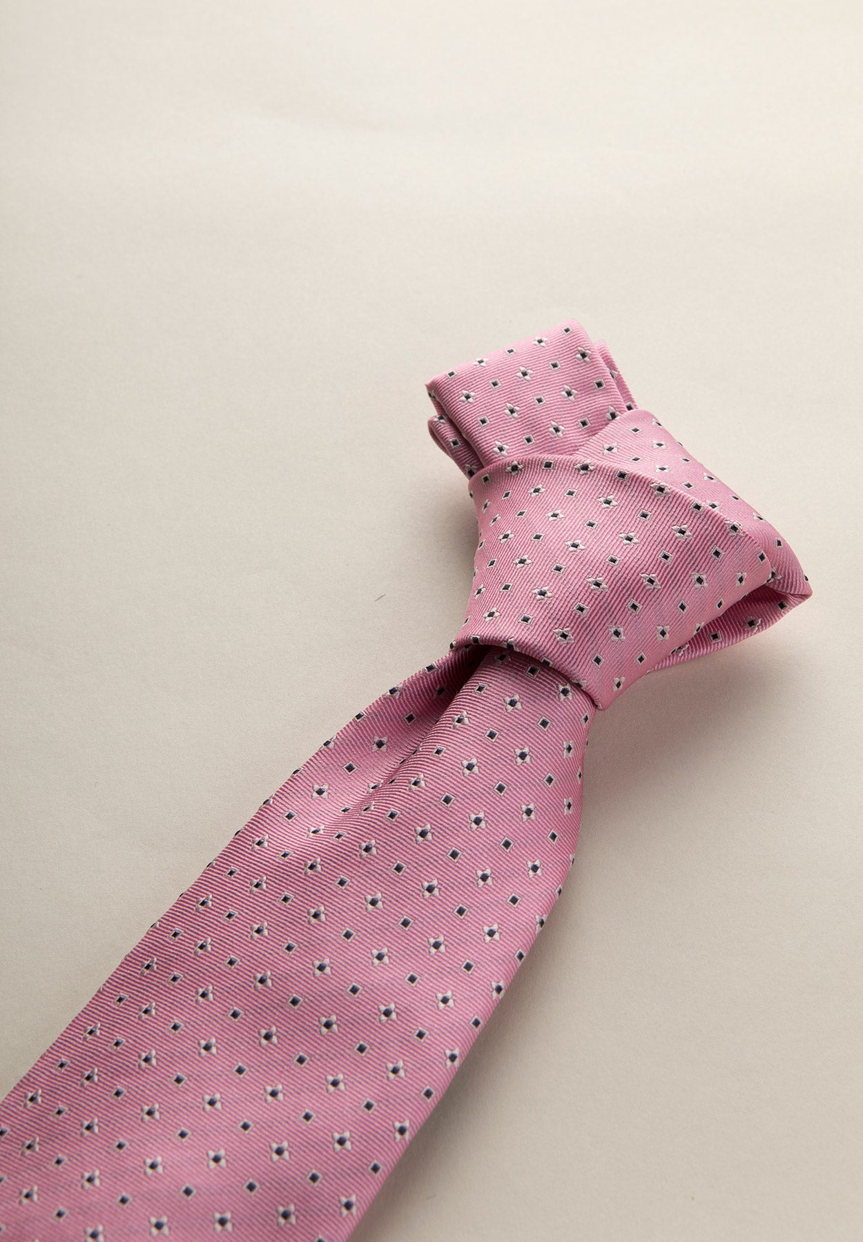 Cravatta rosa fantasia fiori seta