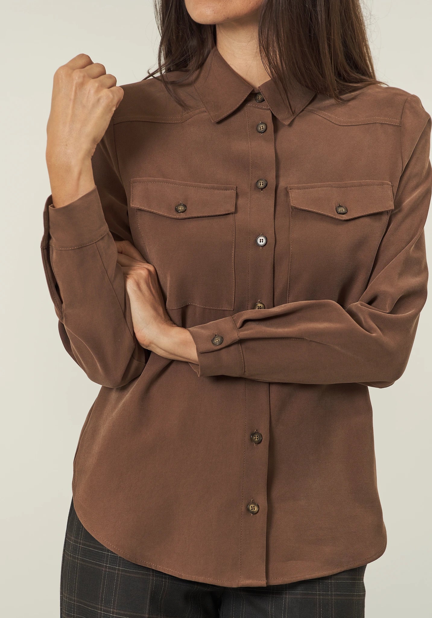 Camicia tabacco tasche applicate