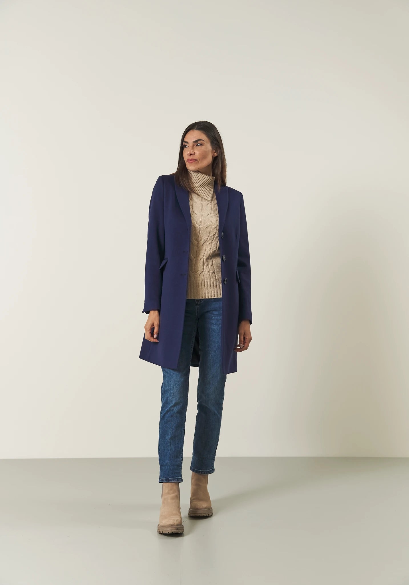 Kurzer Mantel aus blauem Wollkaschmir