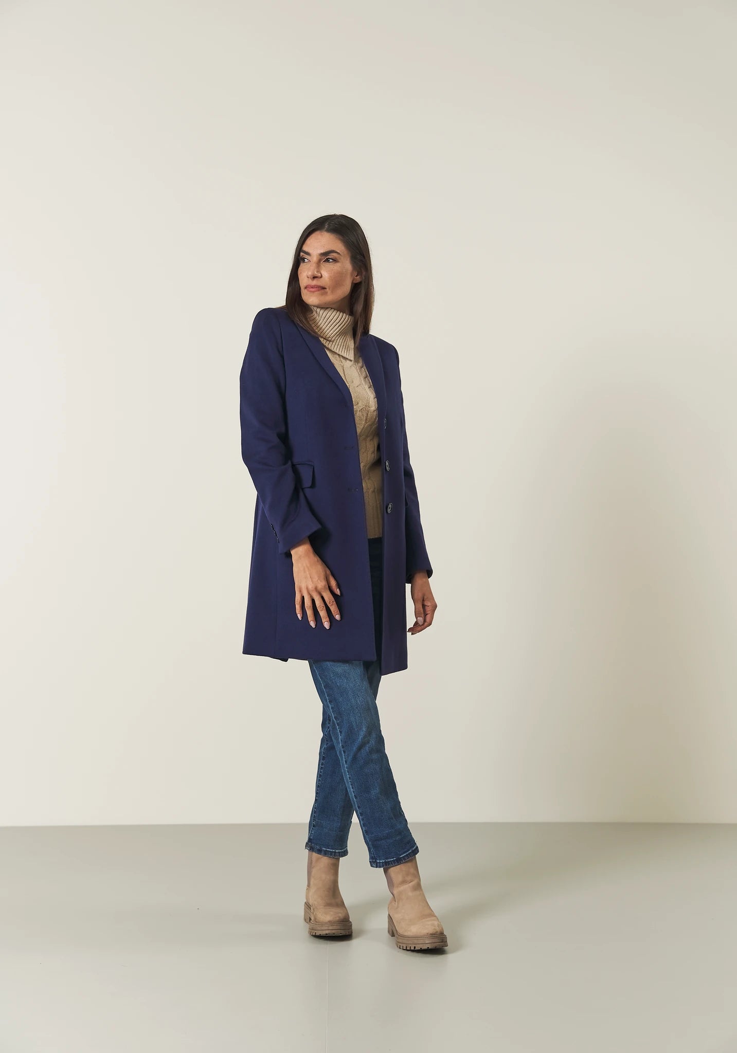 Kurzer Mantel aus blauem Wollkaschmir