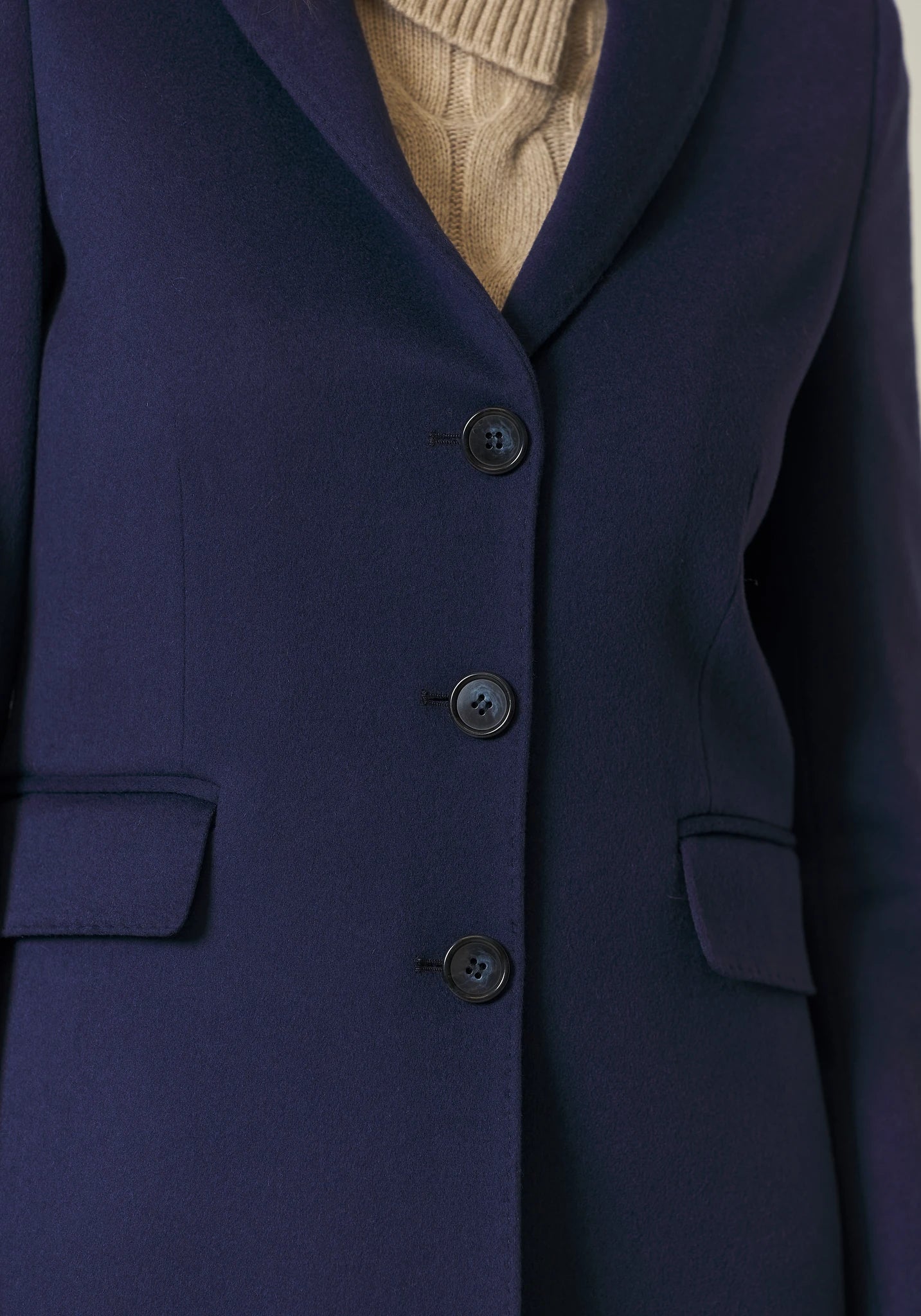 Kurzer Mantel aus blauem Wollkaschmir