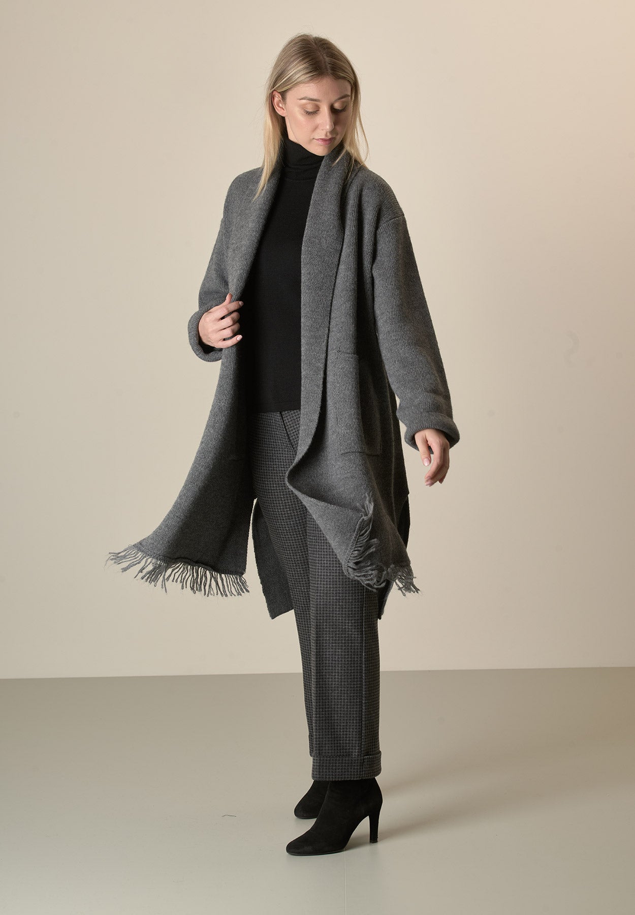 Cappotto in maglia antracite misto cashmere con frange-Angelico