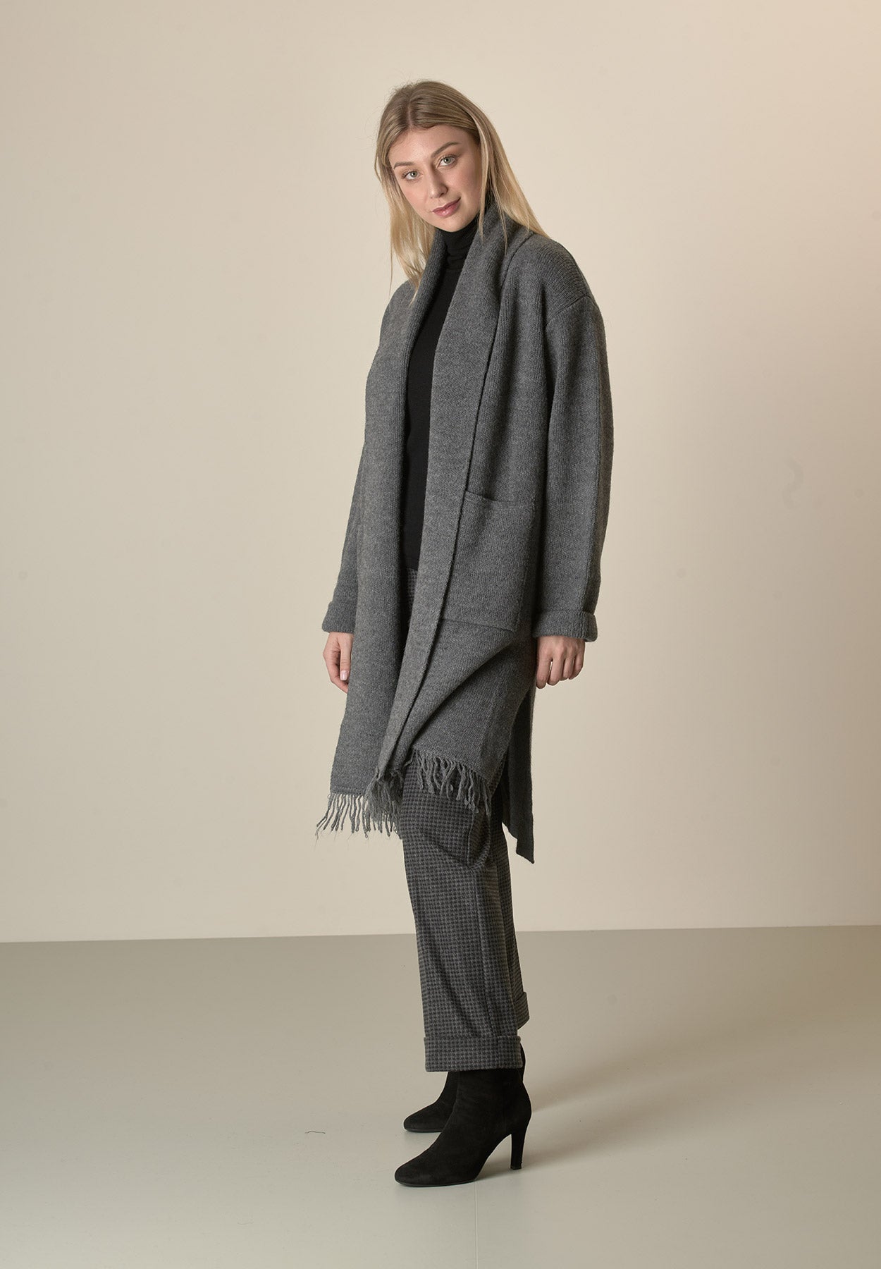 Cappotto in maglia antracite misto cashmere con frange-Angelico