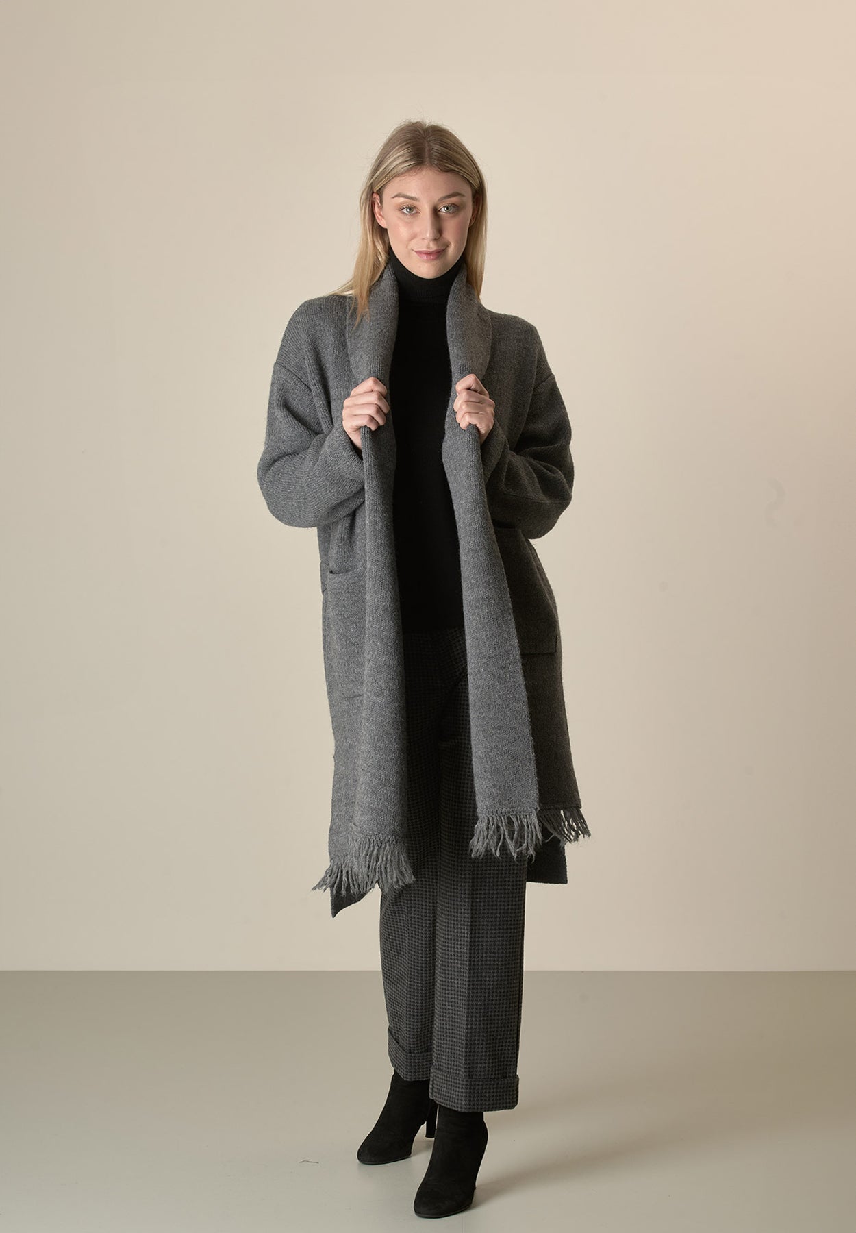 Cappotto in maglia antracite misto cashmere con frange-Angelico