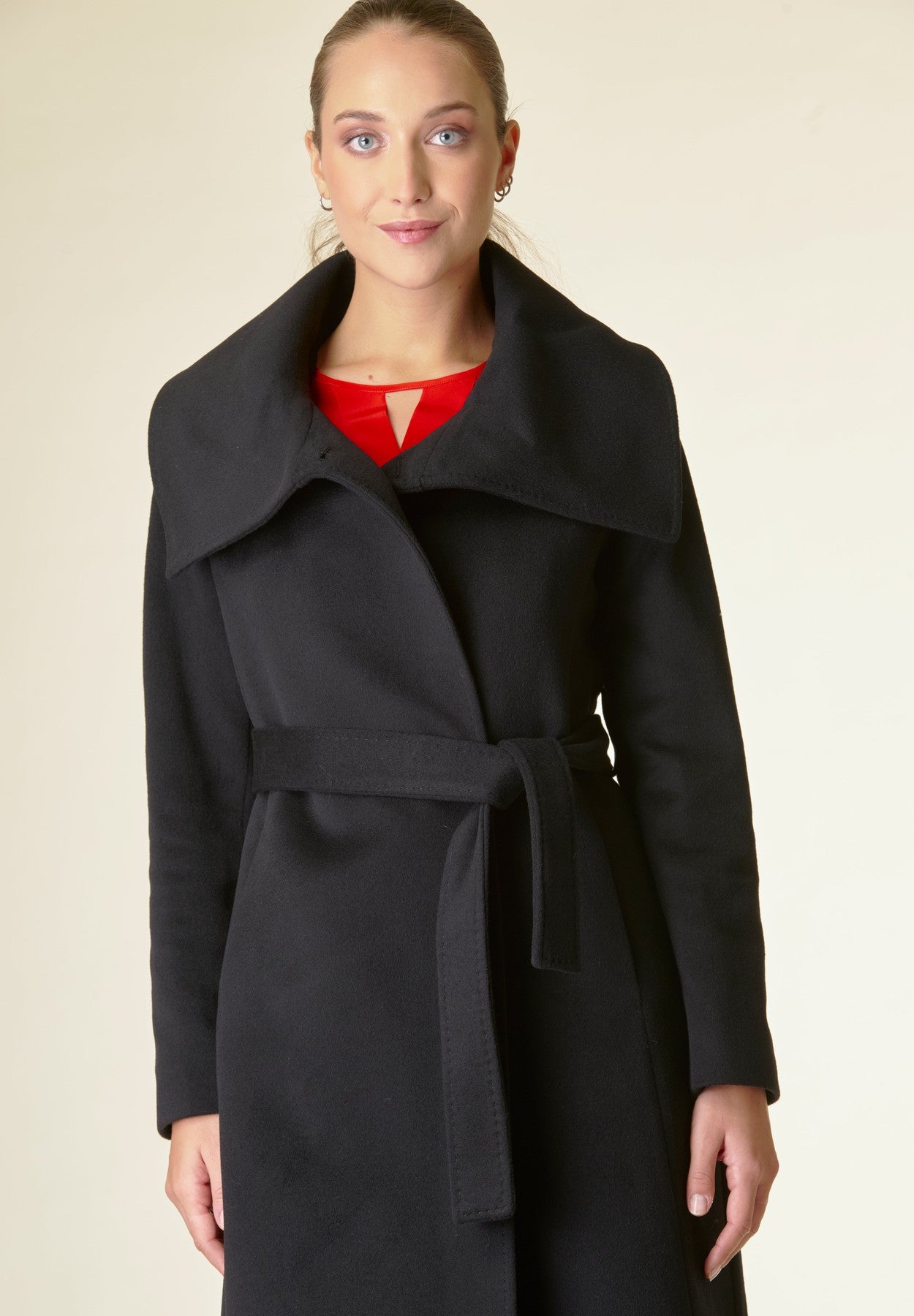Cappotto nero collo anello