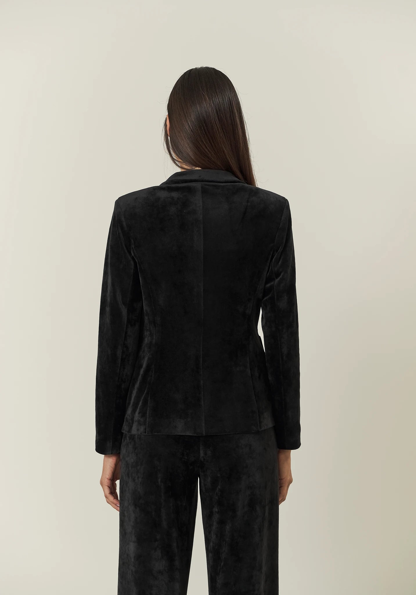Schwarze Chenillejacke mit aufgesetzten Taschen
