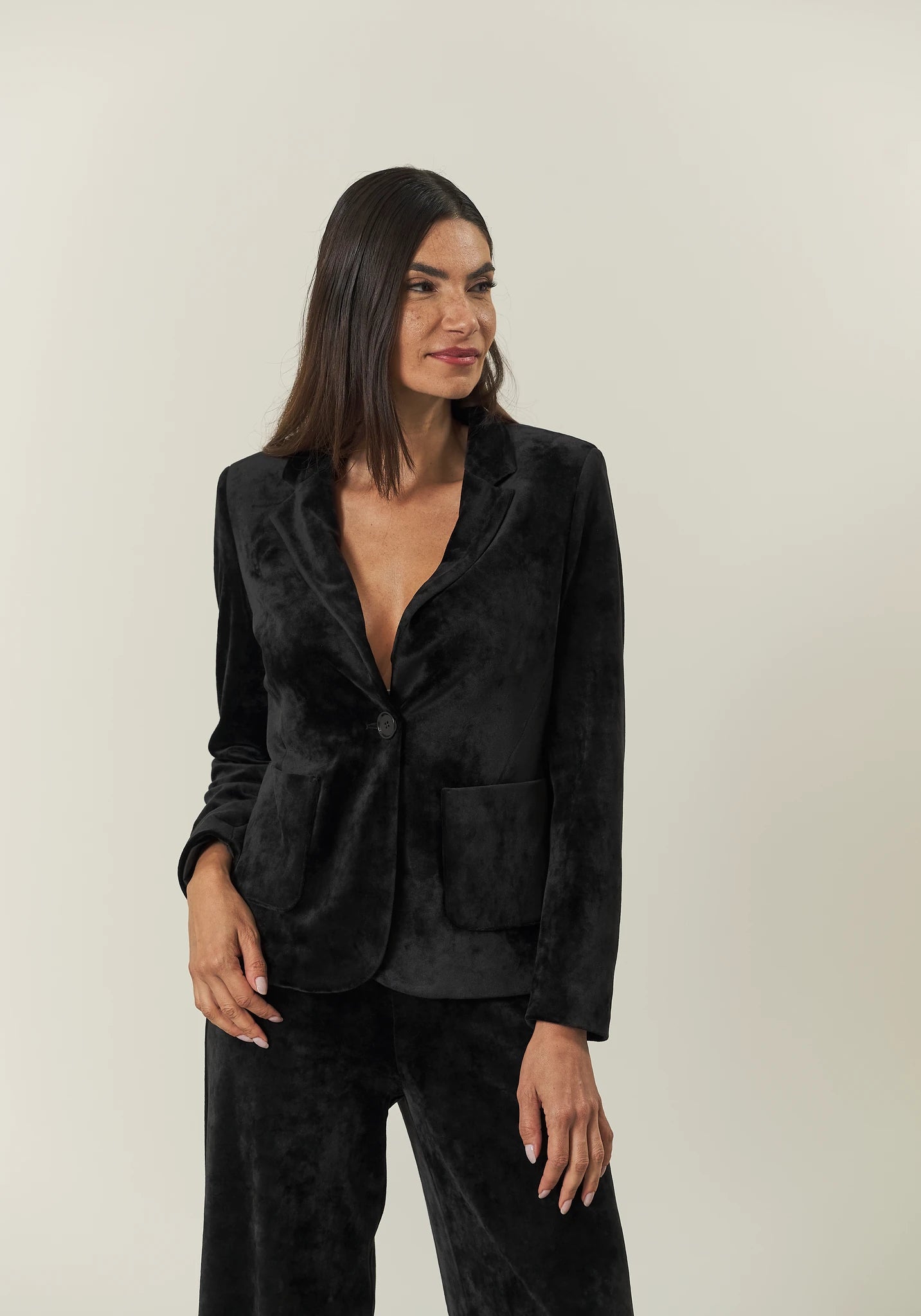 Schwarze Chenillejacke mit aufgesetzten Taschen
