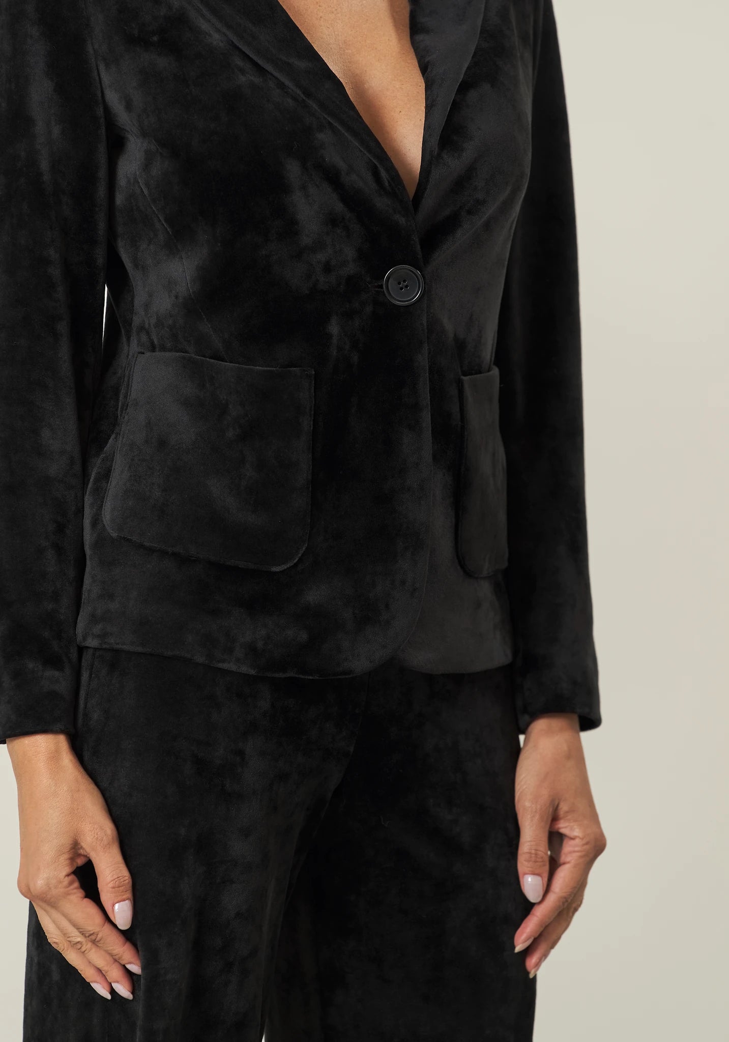 Schwarze Chenillejacke mit aufgesetzten Taschen