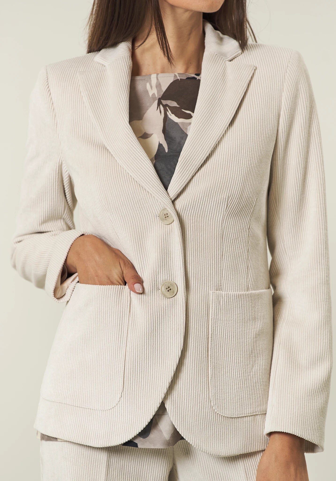 Cremefarbene Zwei-Knopf-Jacke aus Samt