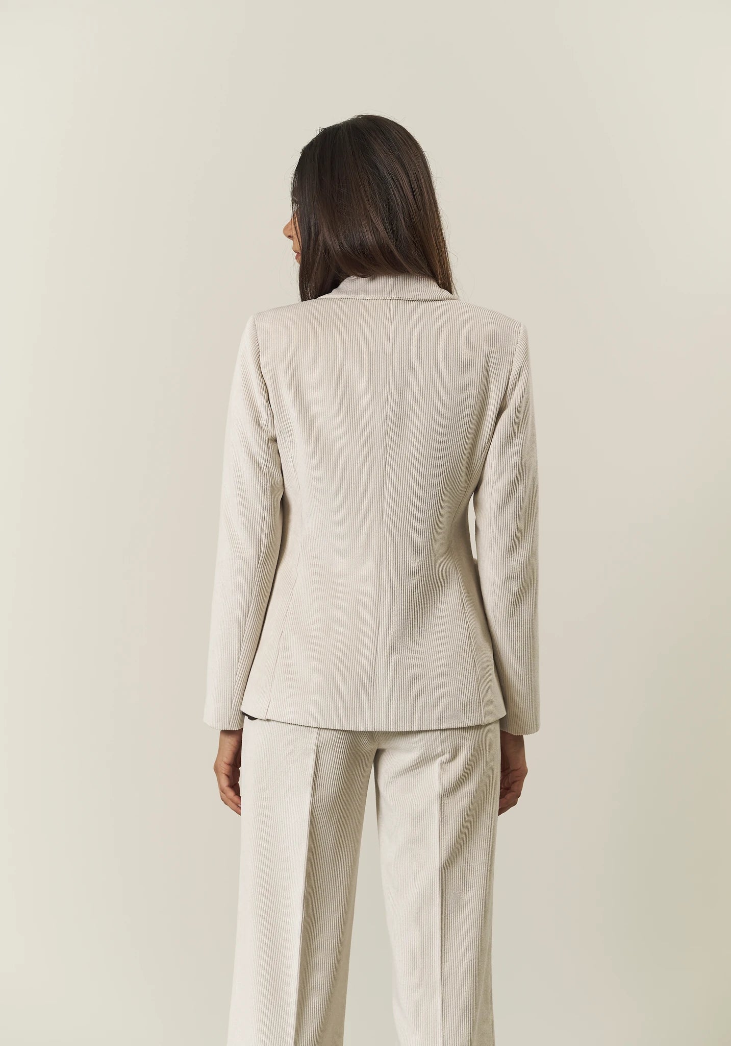 Cremefarbene Zwei-Knopf-Jacke aus Samt