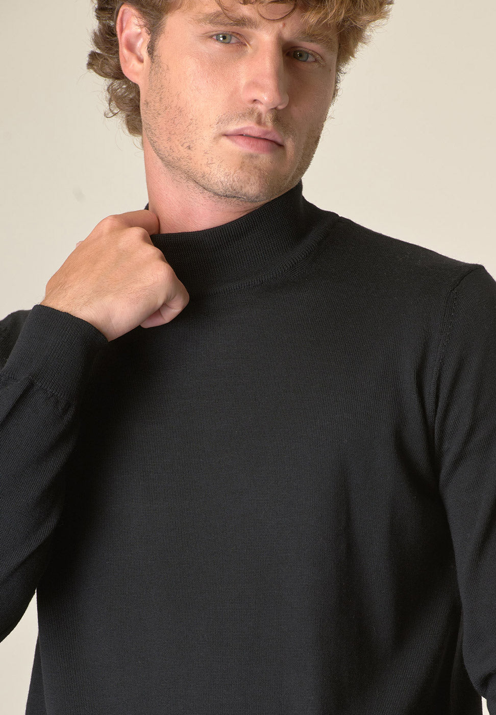 Schwarzer Rollkragenpullover aus extrafeiner Merinowolle