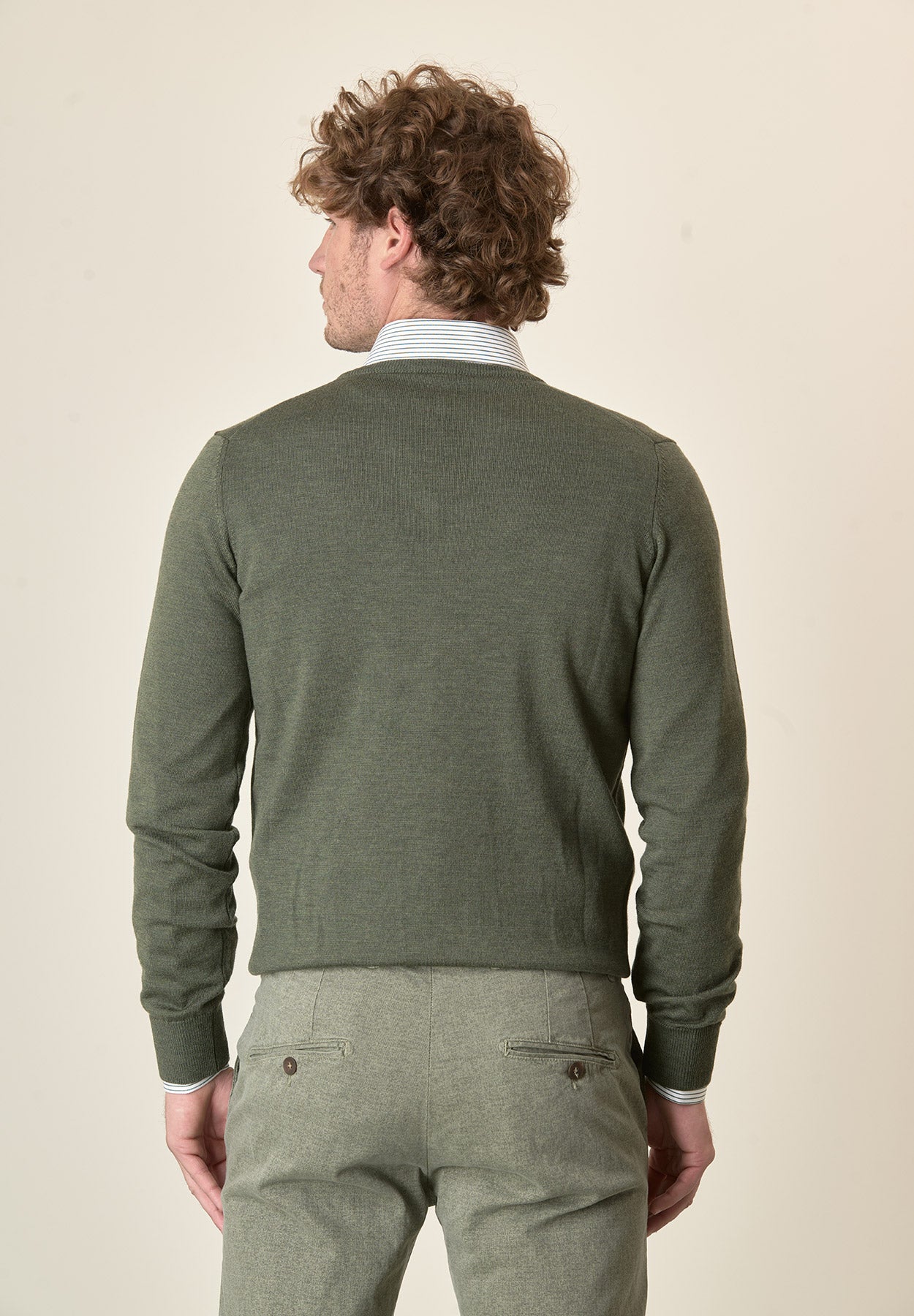Scollo V verde lana merinos extrafine-Angelico