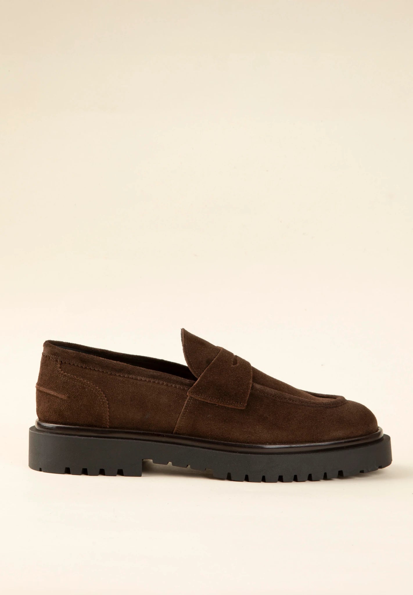 Mocassino college marrone scamosciato fondo roccia