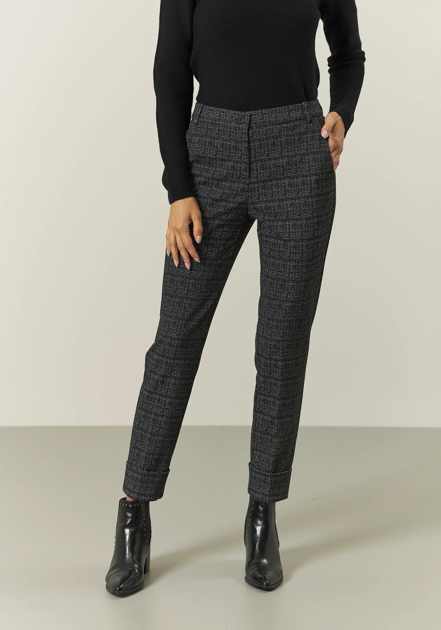 Pantalone nero armatura bianca con risvolto