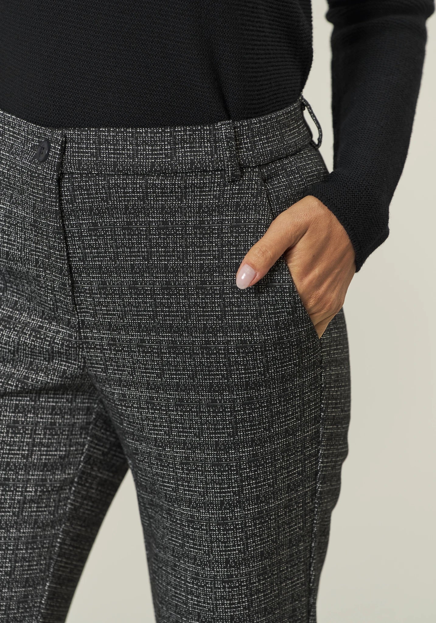 Pantalone nero armatura bianca con risvolto