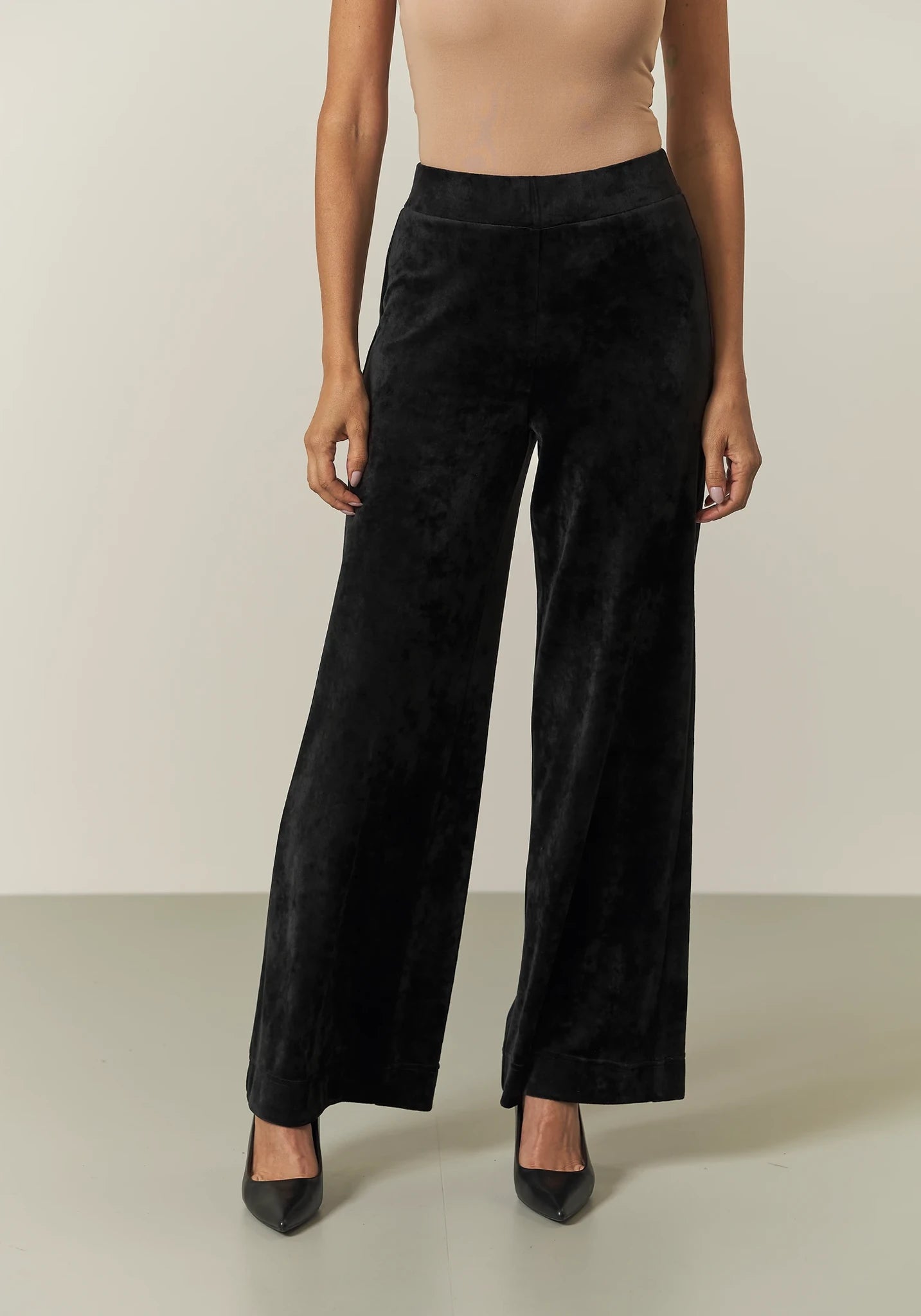 Pantalone nero ciniglia gamba larga