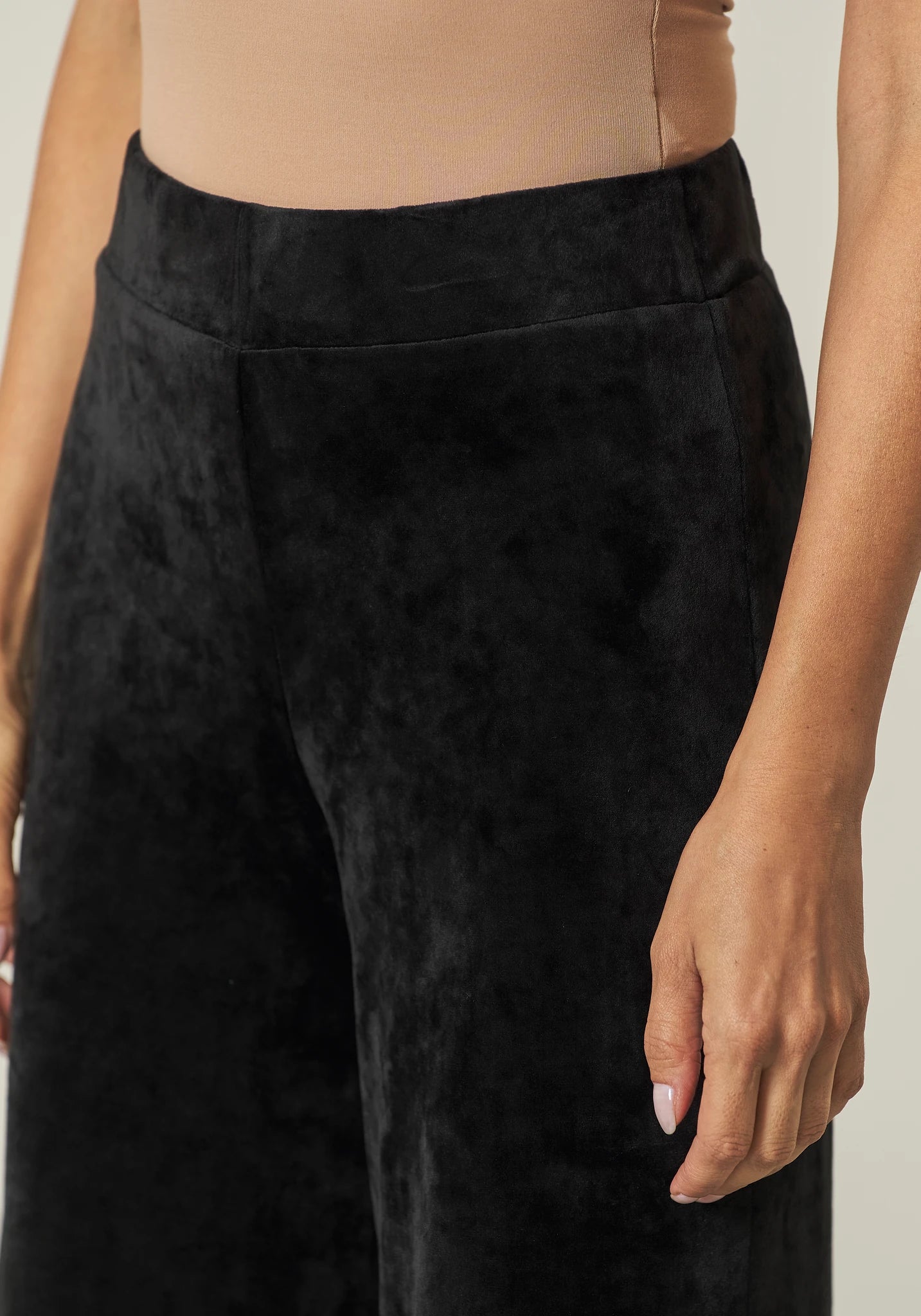 Pantalone nero ciniglia gamba larga