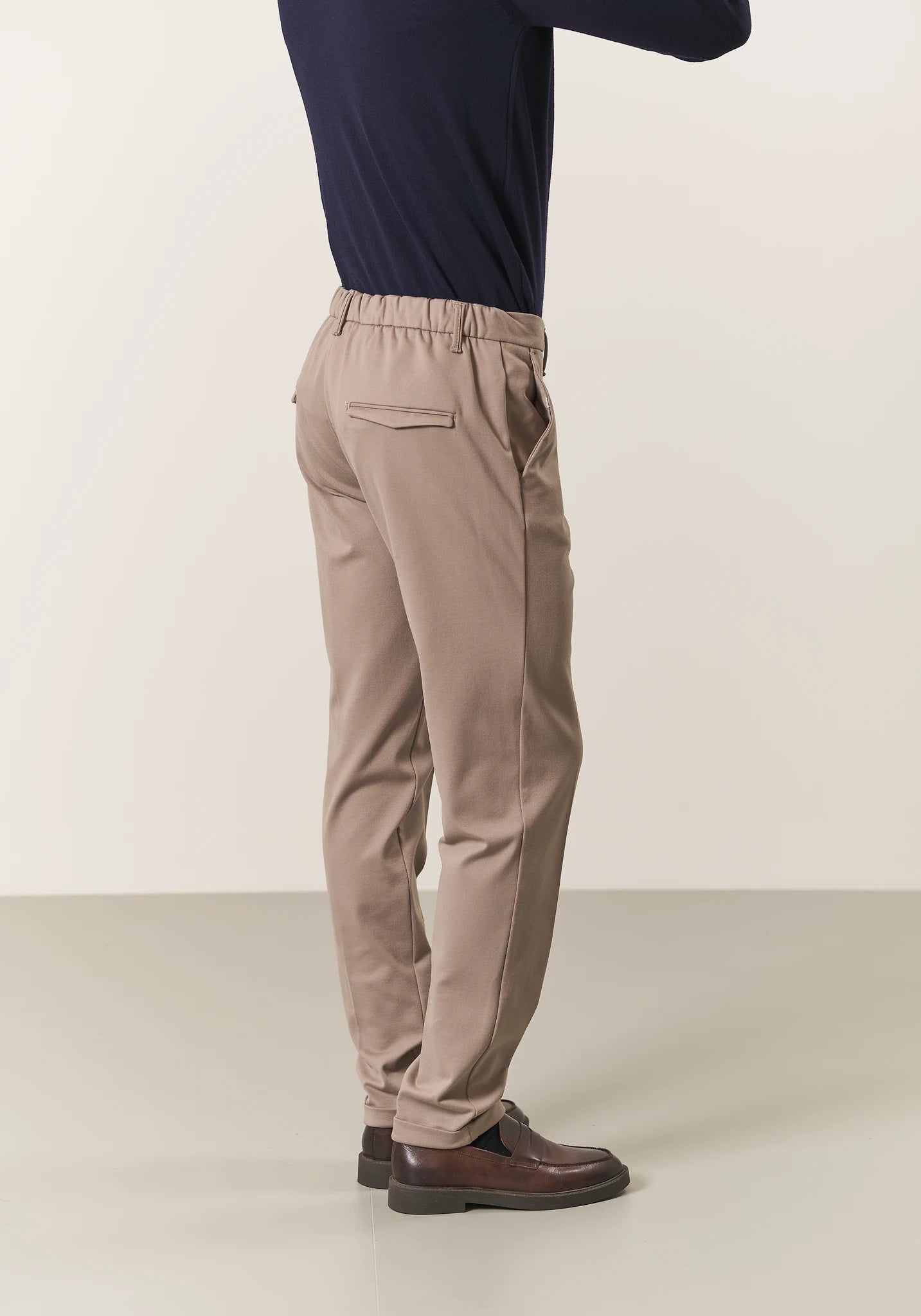 Pantalone beige jersey elasticizzato con risvolto
