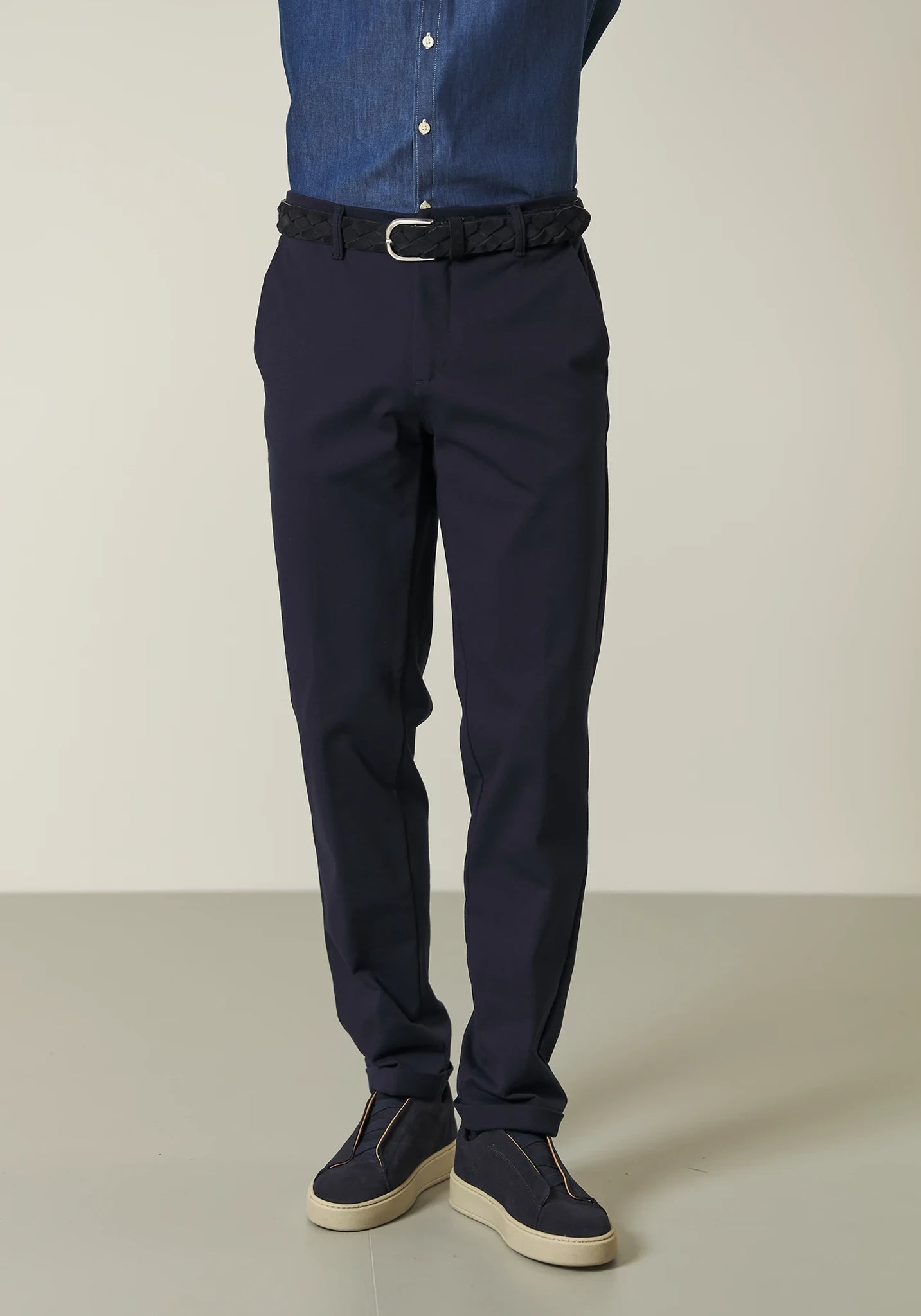 Pantalone blu jersey elasticizzato con risvolto