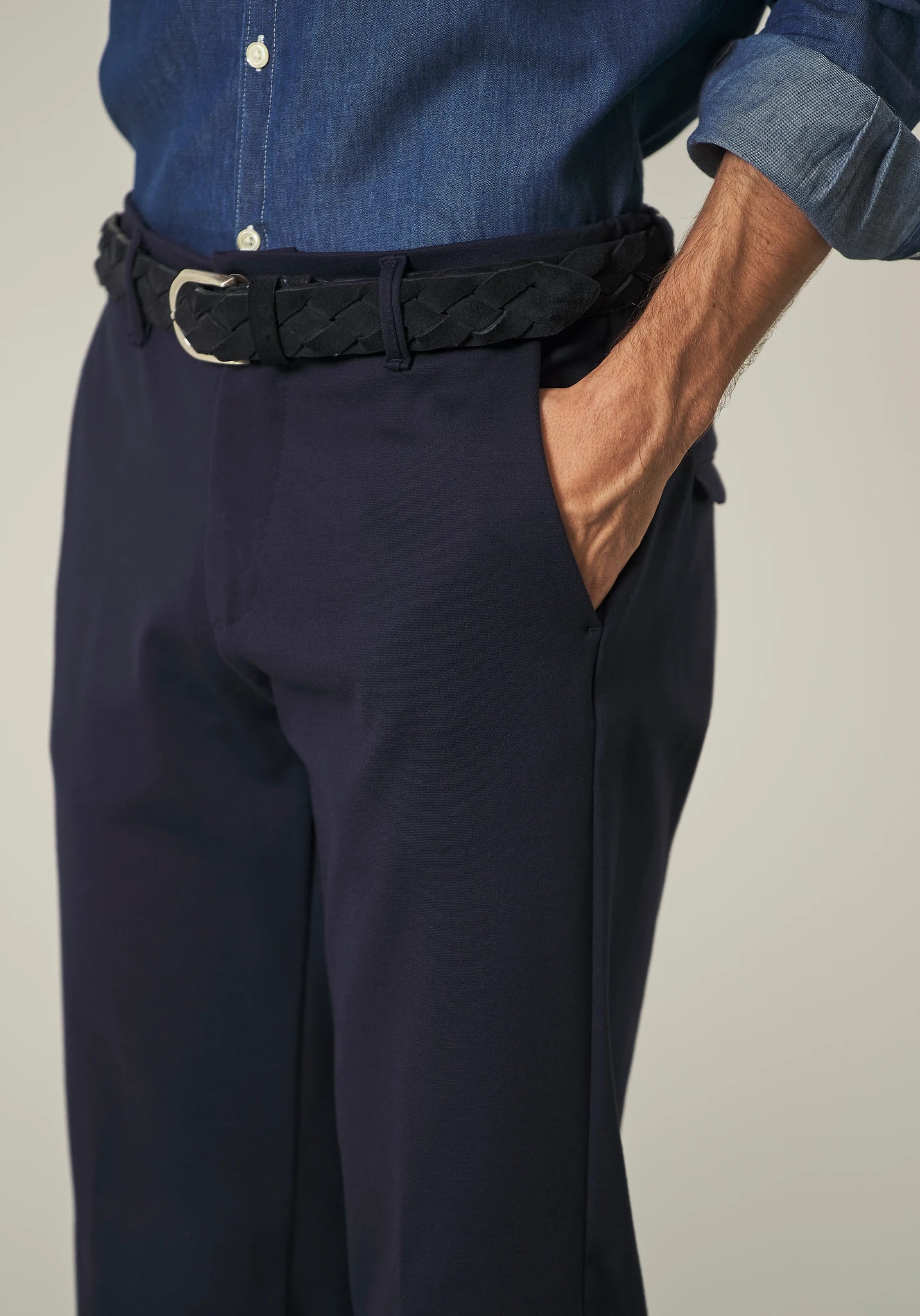 Pantalone blu jersey elasticizzato con risvolto
