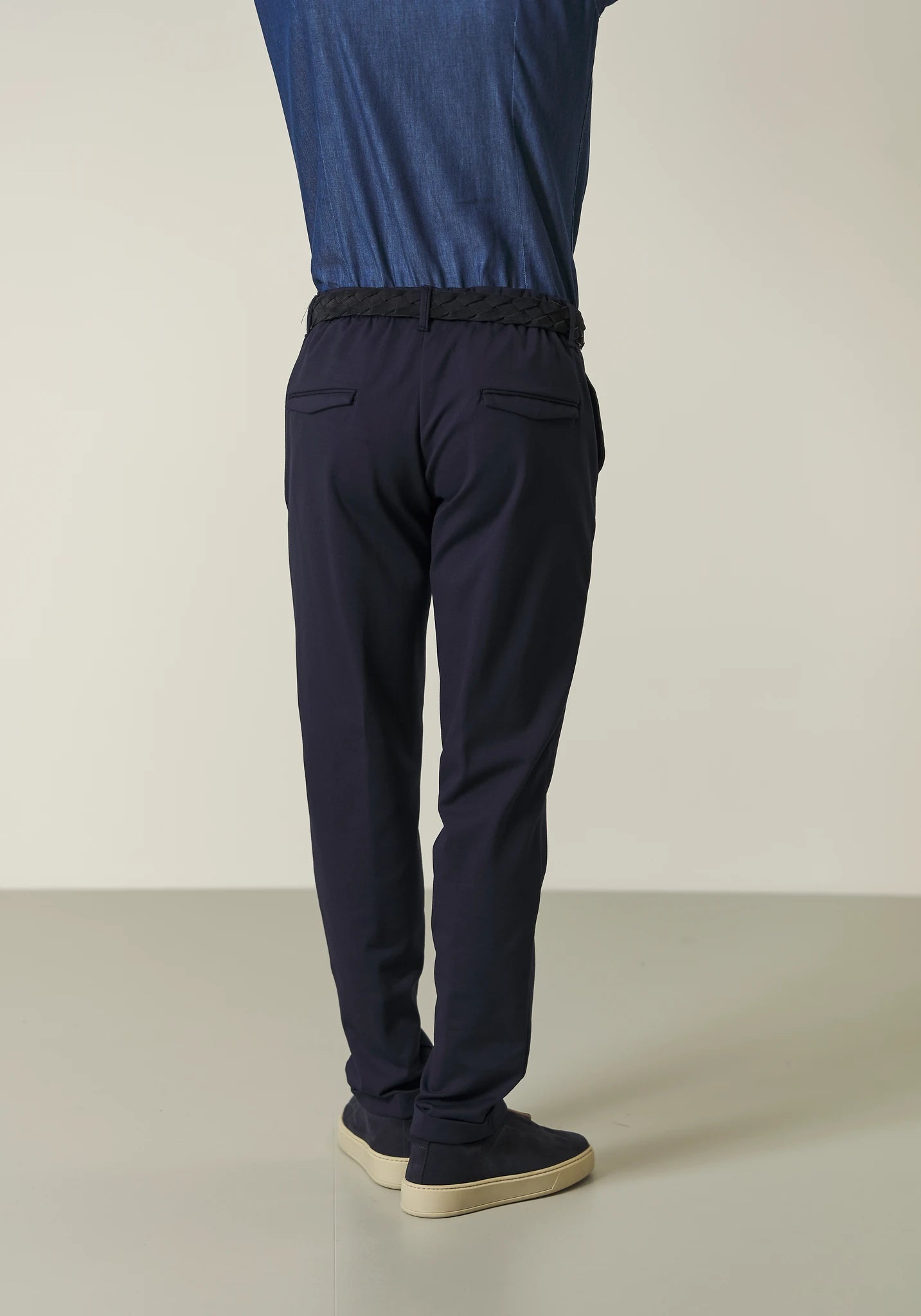 Pantalone blu jersey elasticizzato con risvolto