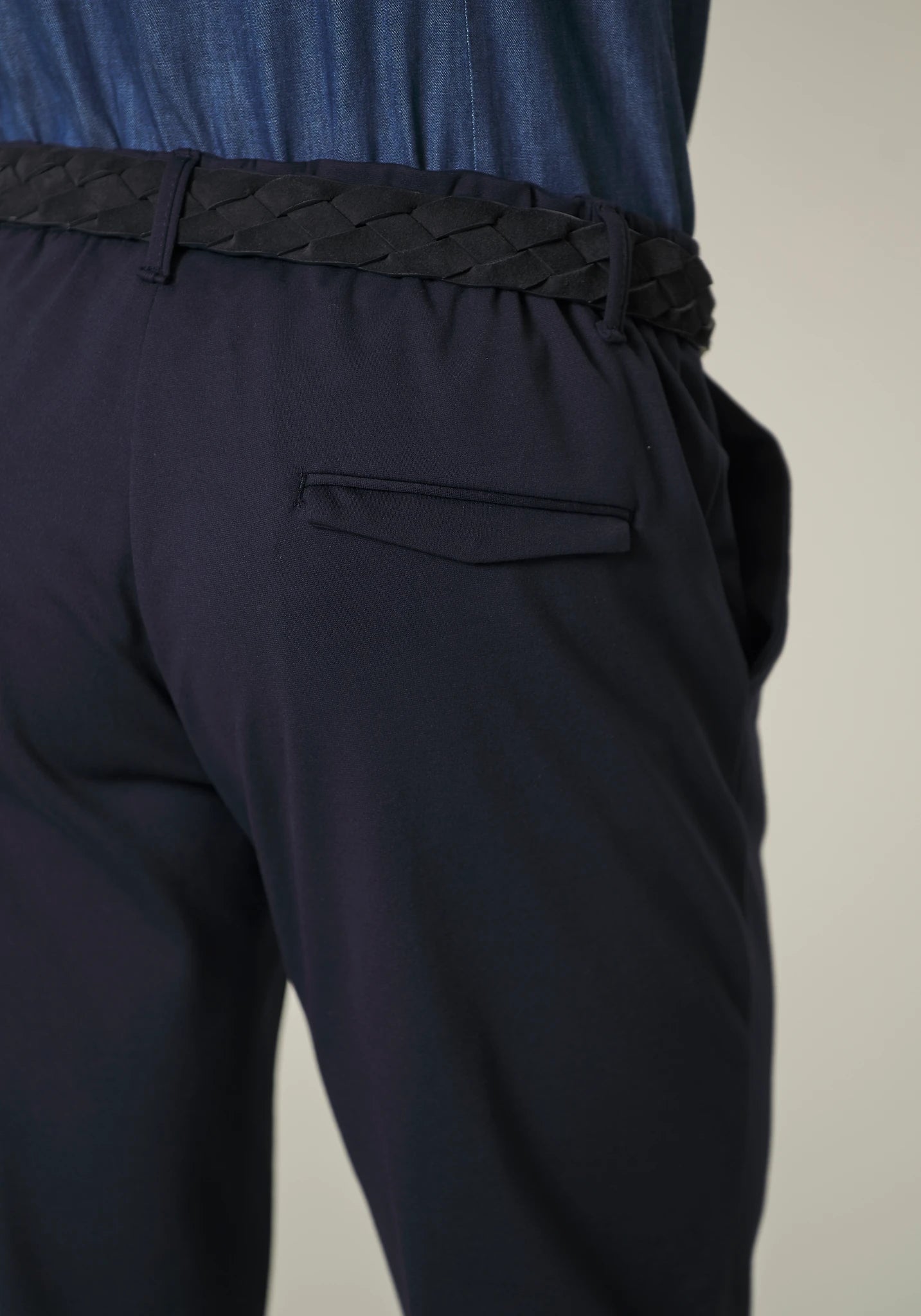 Pantalone blu jersey elasticizzato con risvolto