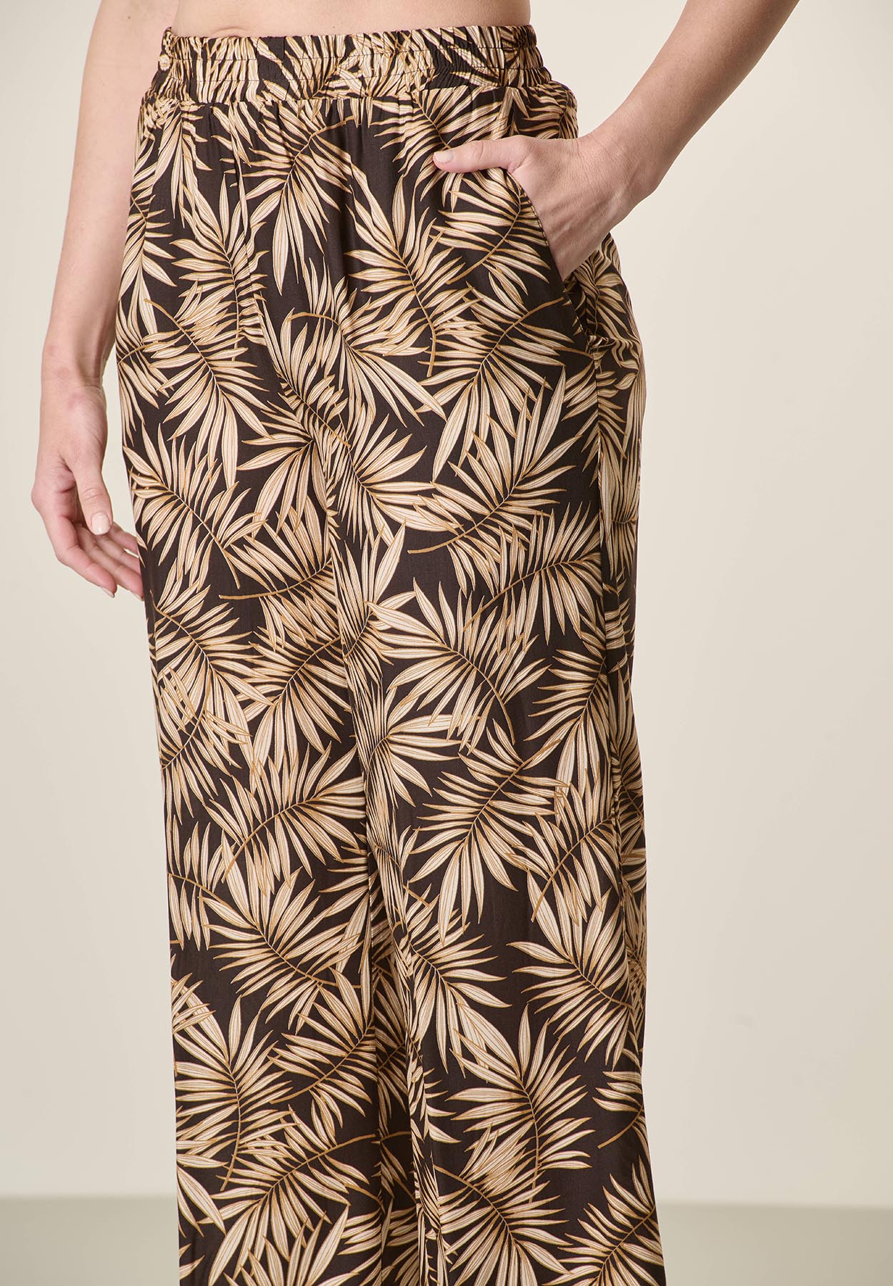 Pantalone marrone palazzo viscosa fantasia foglie