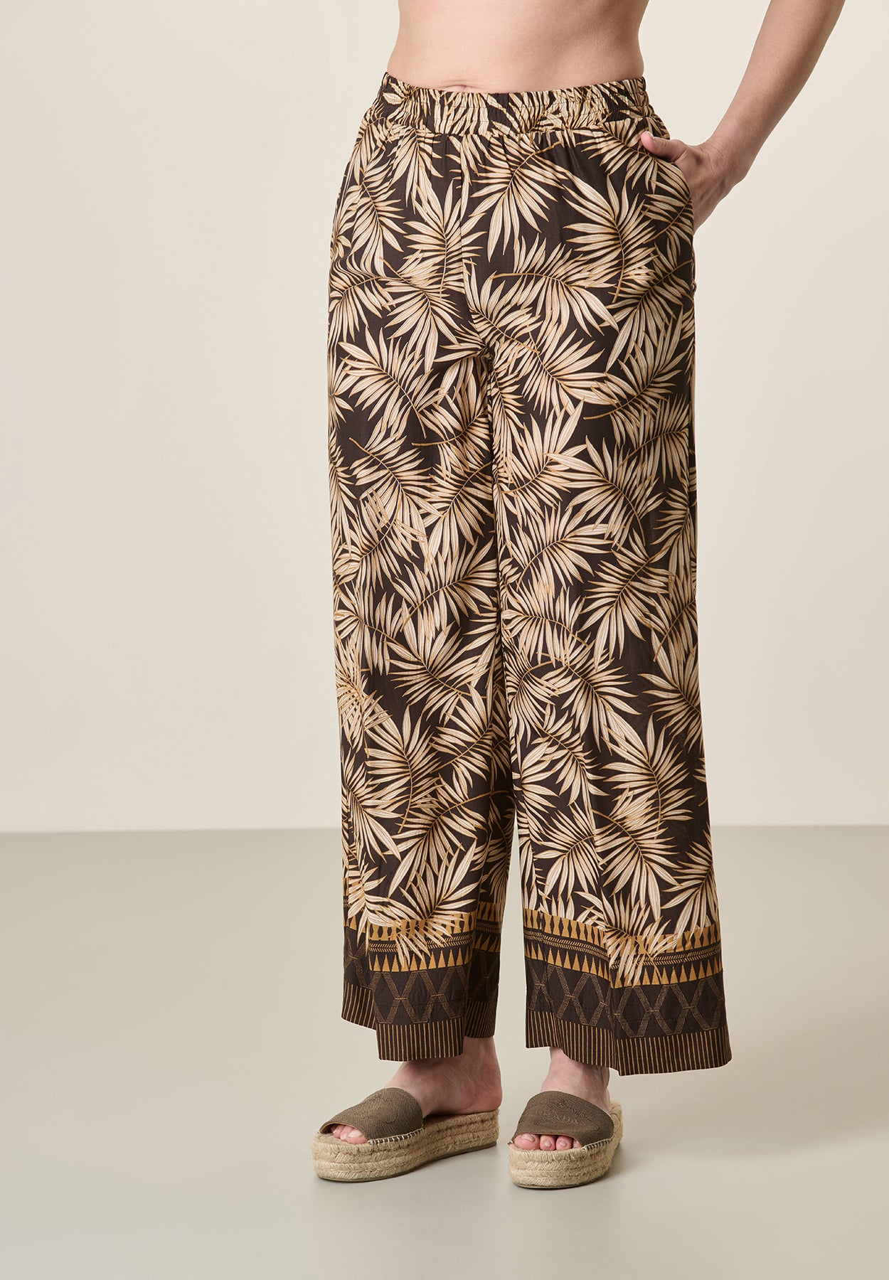 Pantalone marrone palazzo viscosa fantasia foglie