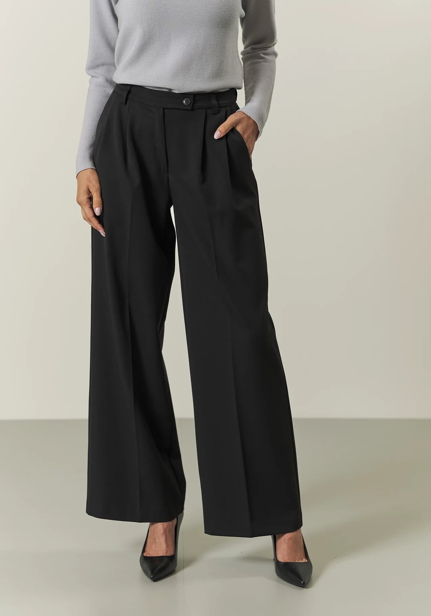 Pantalone palazzo nero con pinces