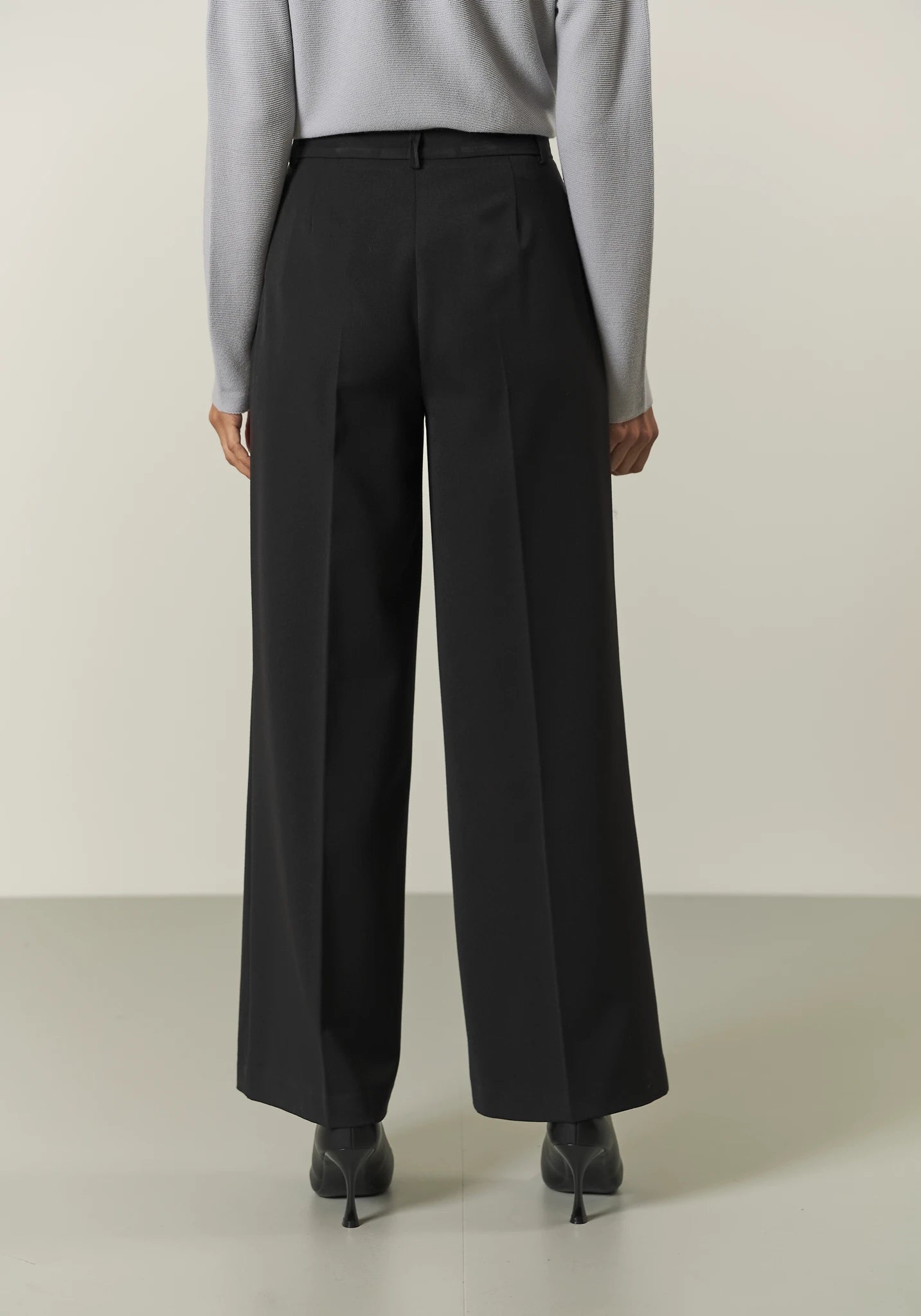 Pantalone palazzo nero con pinces