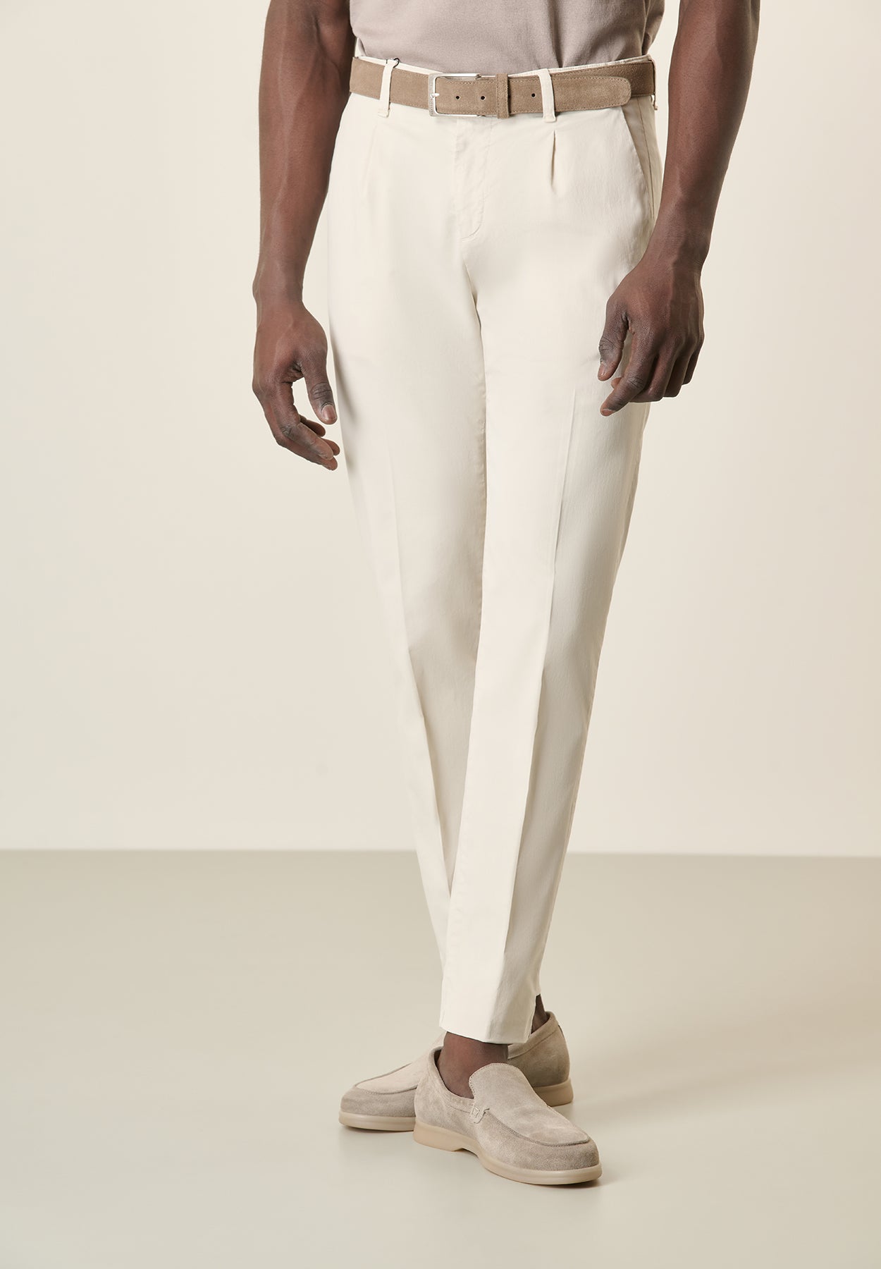 Cremefarbene Bundfaltenhose aus Baumwoll-Tencel im Slim Fit