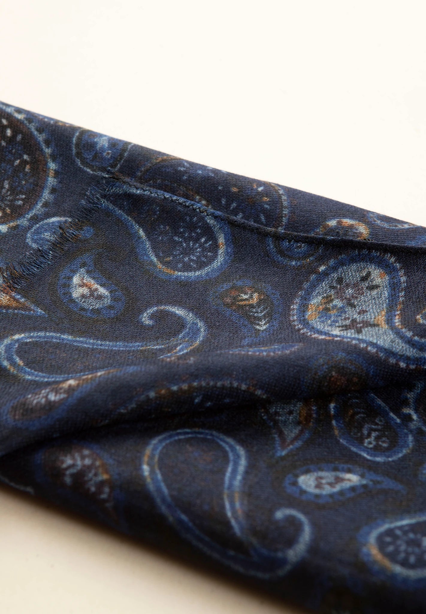 Sciarpa lana blu navy fantasia paisley azzurro rosso