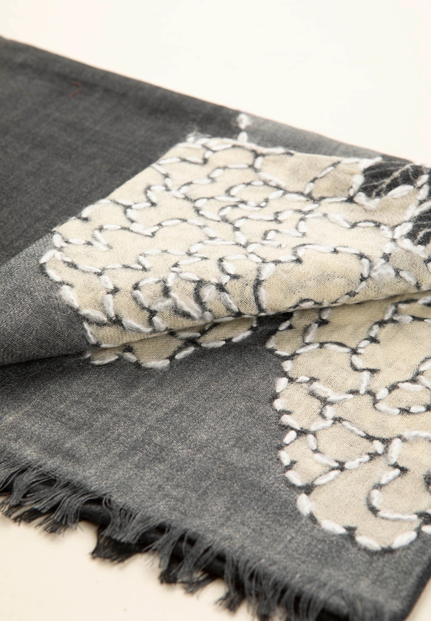 Sciarpa antracite lana fantasia ricami beige bianco