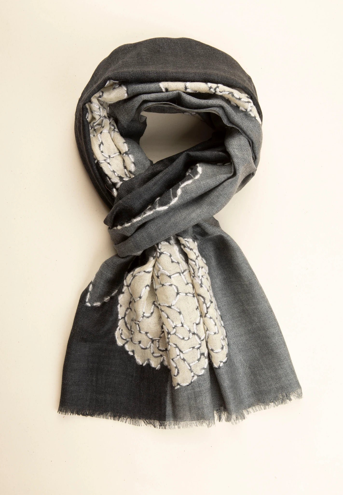 Sciarpa antracite lana fantasia ricami beige bianco Angelico