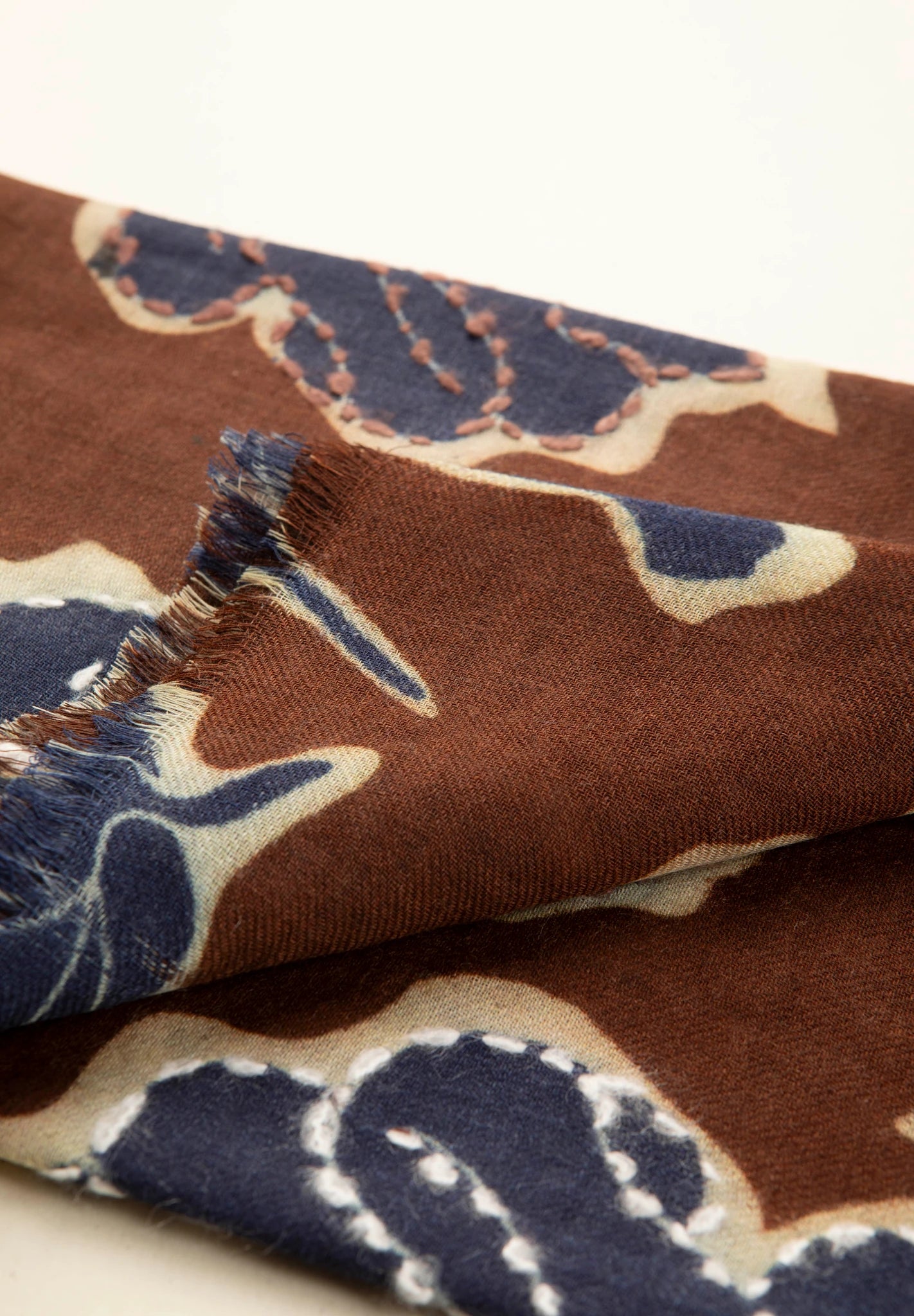 Sciarpa marrone lana ricamo fiori blu