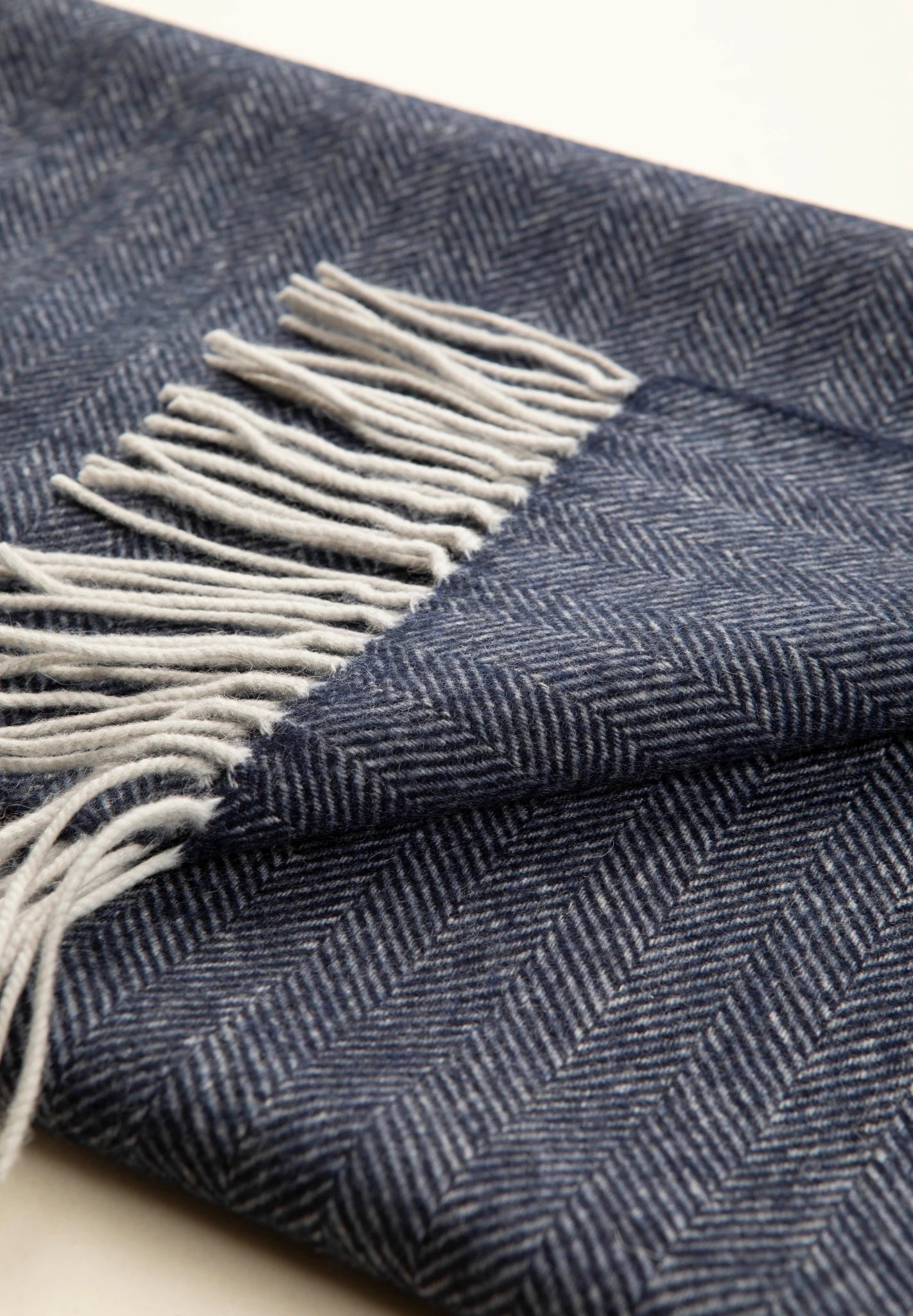 Marineblauer Wollschal mit Fischgrätmuster und Fransen