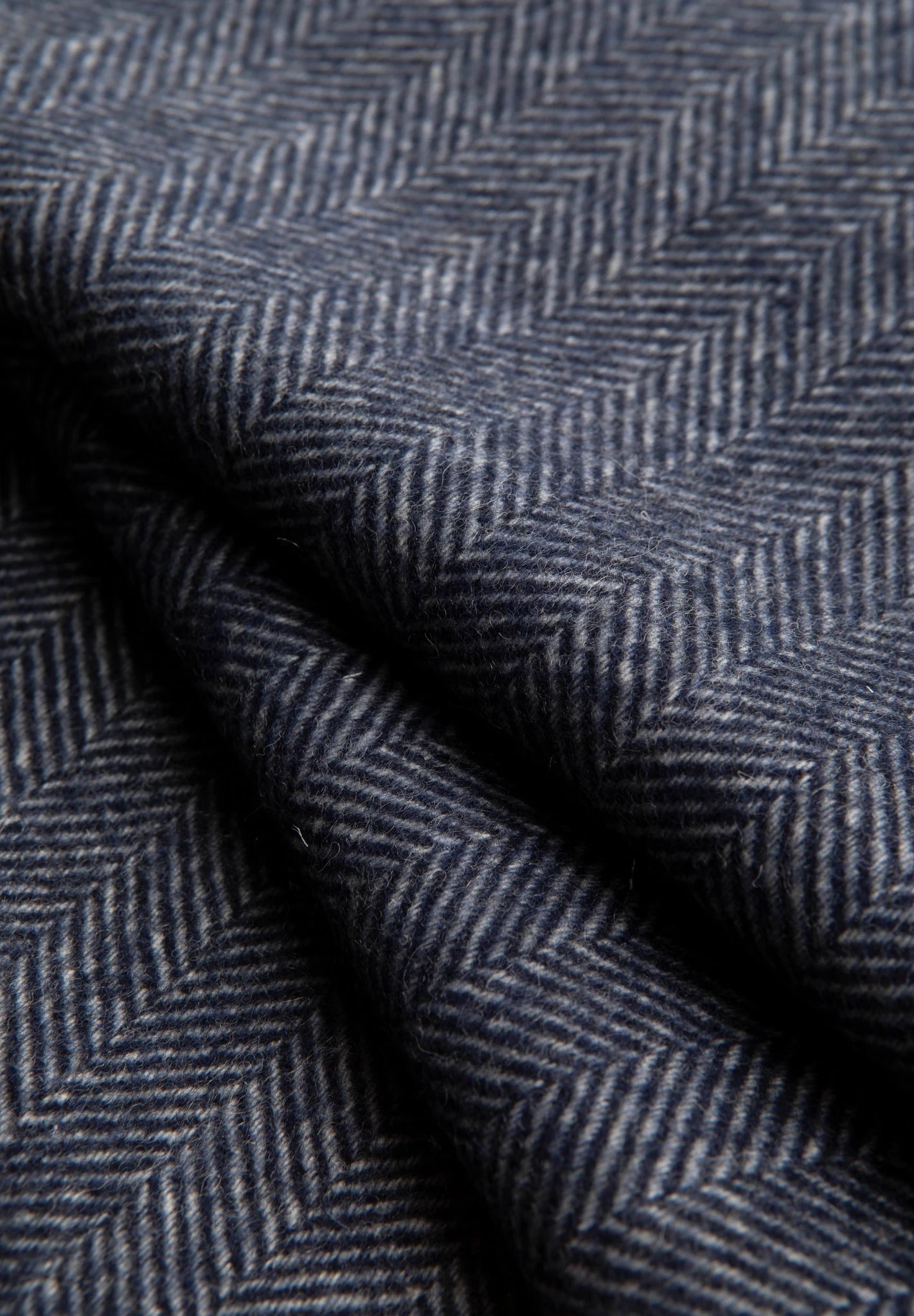 Marineblauer Wollschal mit Fischgrätmuster und Fransen