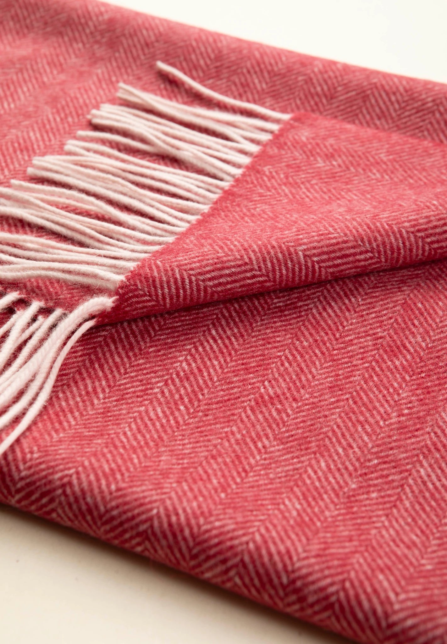 Roter Wollschal mit Fischgrätmuster und Fransen