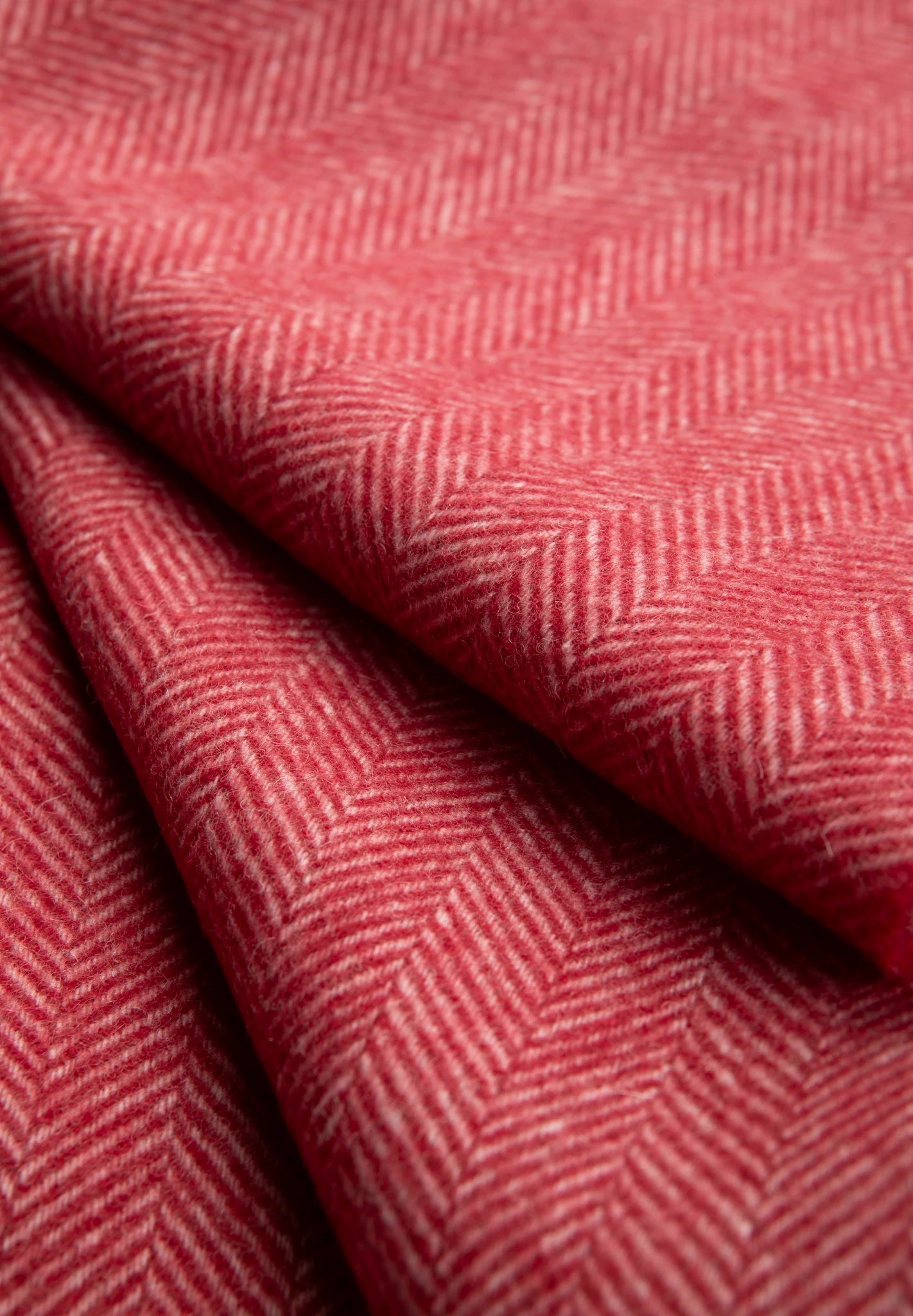 Roter Wollschal mit Fischgrätmuster und Fransen