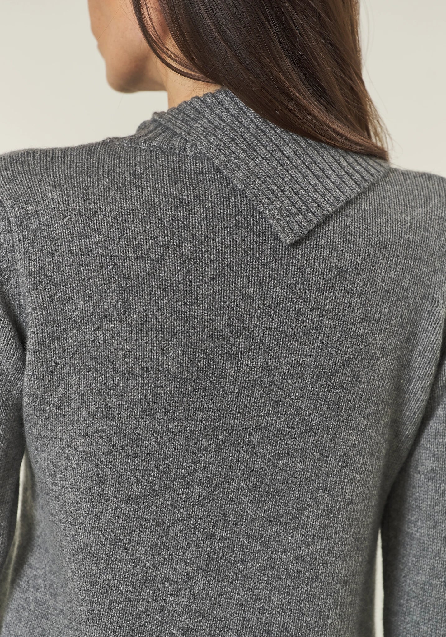 Maglia collo spaccato grigio chiaro treccia misto cashmere