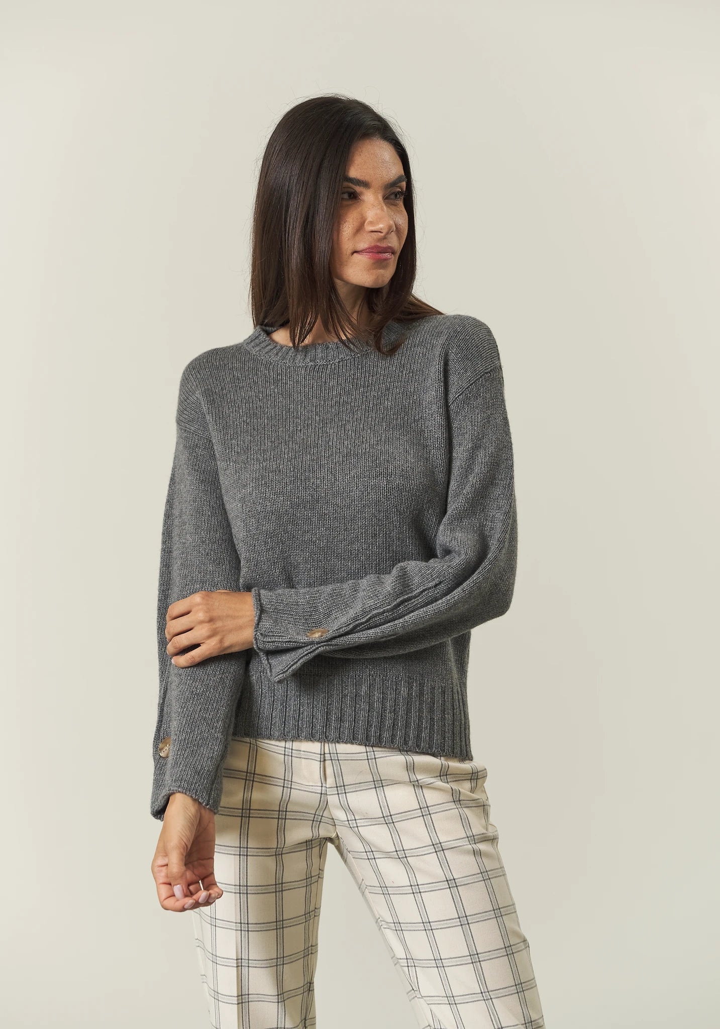 Girocollo antracite con bottone misto cashmere