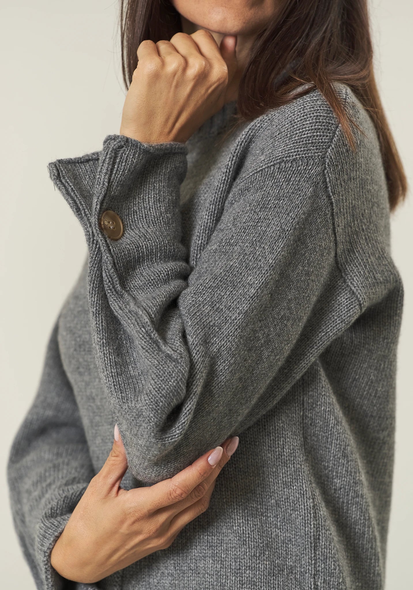Girocollo antracite con bottone misto cashmere