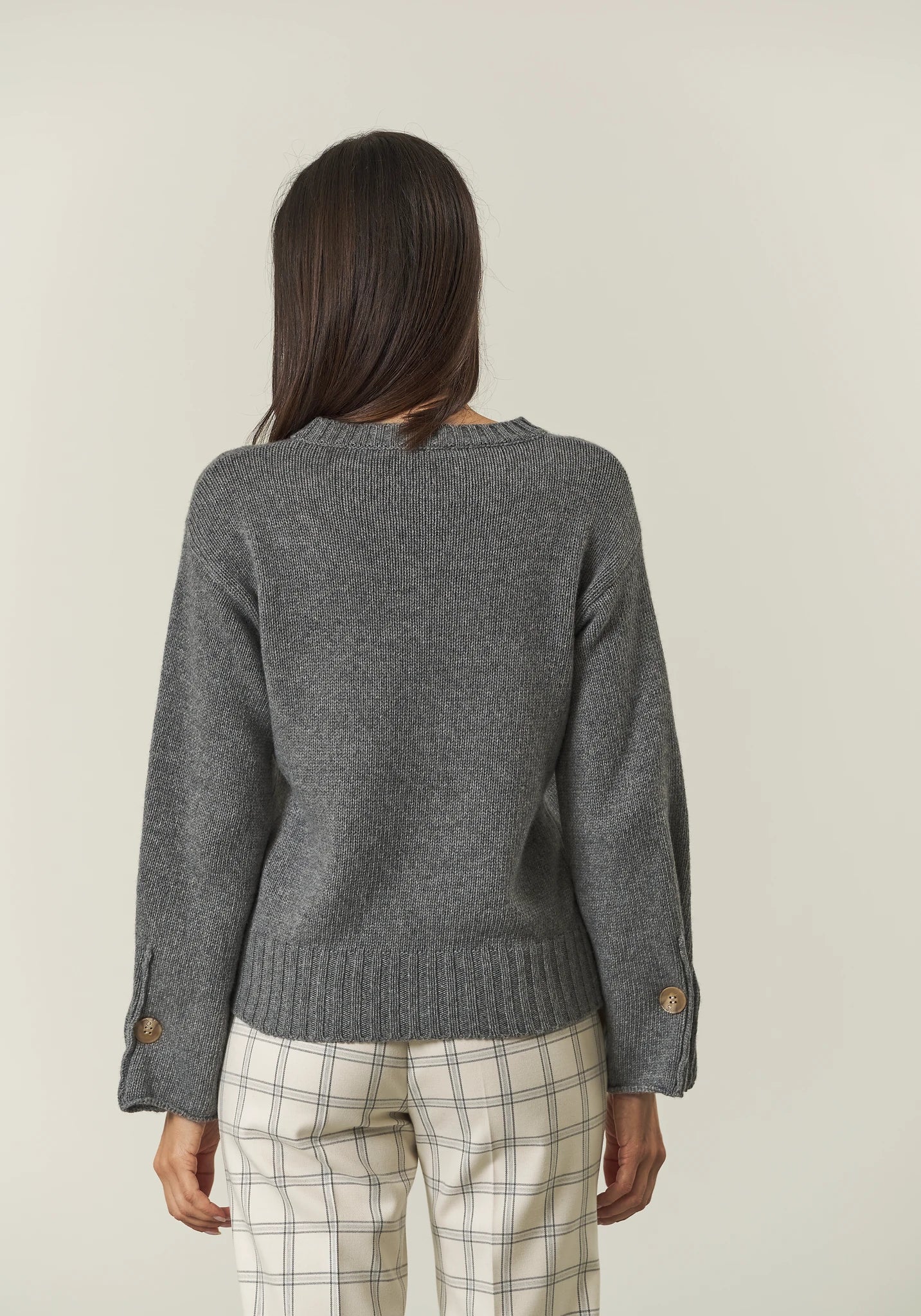 Girocollo antracite con bottone misto cashmere