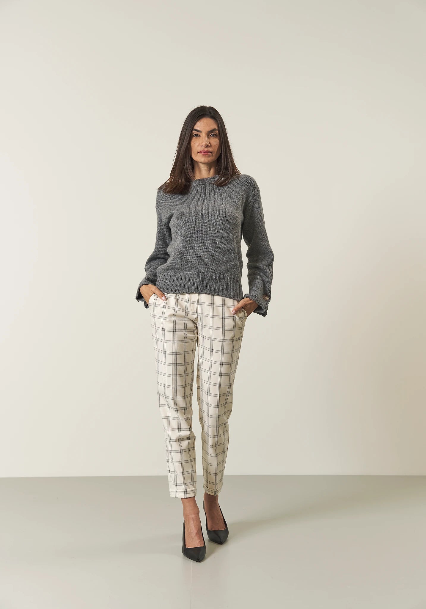 Girocollo antracite con bottone misto cashmere